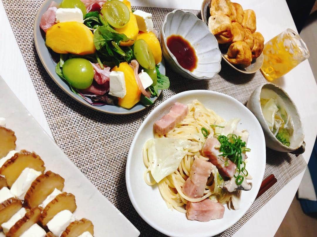 杜このみのインスタグラム：「味噌クリームパスタ 柿とシャインマスカットのサラダ シニガンスープ いぶりがっことクリームチーズ  ずっと食べたかったホワイト餃子 お持ち帰りしてきて、 ついに食べれました〜💓 グラスは、ロケで私が作らせてもらった大切なグラス💓」