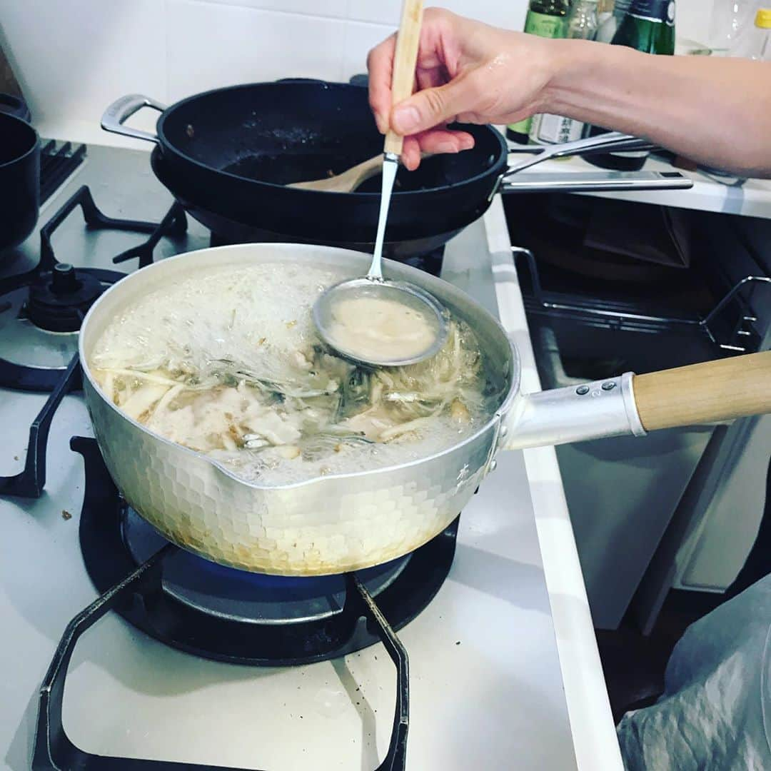 寺川綾さんのインスタグラム写真 - (寺川綾Instagram)「まき先生のお料理教室。 今回は和食。 がしかし、お料理が出来上がる→熱々で食べたい→すぐにいただきます→すぐに完食→トータルで出来上がった写真を撮り忘れる、、、 食欲の秋って怖い🤭 秋だけか？、、🍙 秋だけにしたい、、🤔 #野口まき先生 #お料理教室 #和食 #食欲の秋 #塩おにぎり最高🍙」10月8日 21時29分 - terakawaaya_official