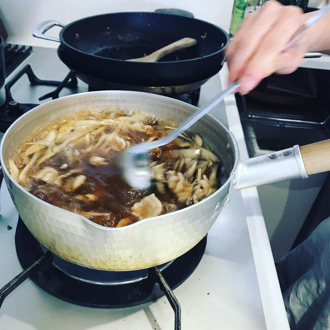 寺川綾さんのインスタグラム写真 - (寺川綾Instagram)「まき先生のお料理教室。 今回は和食。 がしかし、お料理が出来上がる→熱々で食べたい→すぐにいただきます→すぐに完食→トータルで出来上がった写真を撮り忘れる、、、 食欲の秋って怖い🤭 秋だけか？、、🍙 秋だけにしたい、、🤔 #野口まき先生 #お料理教室 #和食 #食欲の秋 #塩おにぎり最高🍙」10月8日 21時29分 - terakawaaya_official