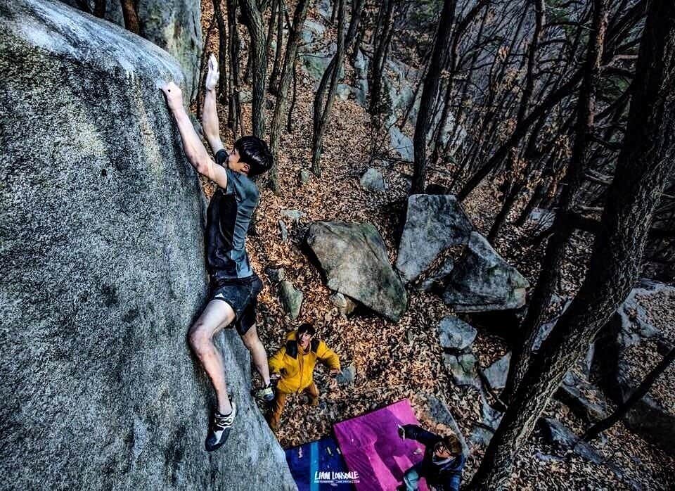 チョン・ジョンウォンさんのインスタグラム写真 - (チョン・ジョンウォンInstagram)「refresh my mind 🍃so I want to go to the forest to climb rocks🧗‍♂️ 📸 @liamlonsdale 🙏 @adidas  @adidasterrex  #climbing #bouldering #rockclimb」10月8日 21時38分 - chonjongwon96