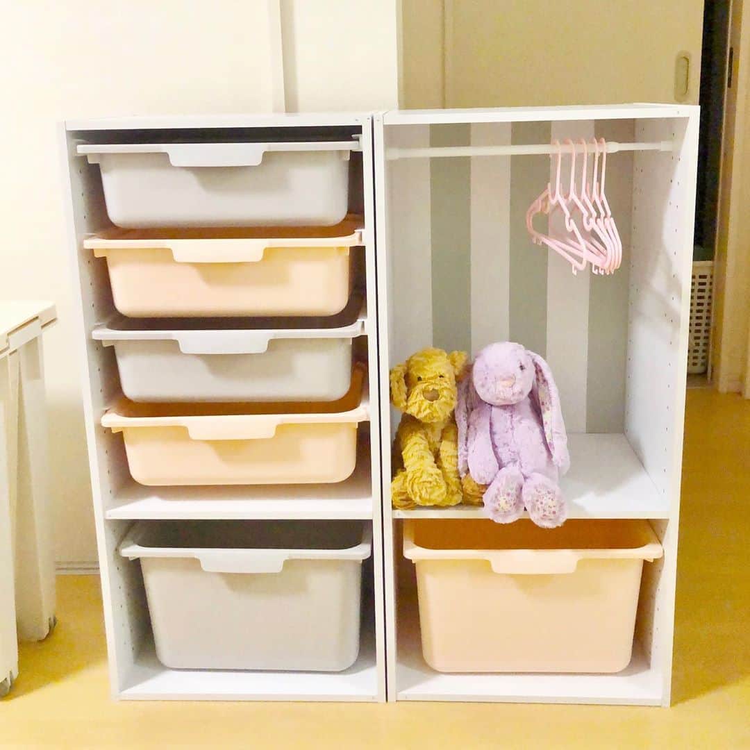 上杉桜子さんのインスタグラム写真 上杉桜子instagram 生まれて初めてdiyしてみました 楽しくてハマりそう 赤ちゃんのお洋服も沢山収納できて大満足 収納diy ベビー収納 ベビールーム ニトリ カラーボックス セリア マスキングテープ 所要時間2時間