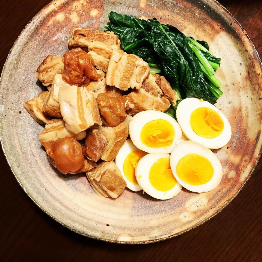 志摩有子さんのインスタグラム写真 - (志摩有子Instagram)「ふーみん風豚バラの梅干し煮圧力鍋ver. ついつい煮込み過ぎになってしまうことが多かったのがちょうどよくトロトロに。仕上げにゆで卵もイン。ご飯によく合う。 ちなみにレシピは何冊か出版されているふーみんのレシピ本には必ず掲載されているので、検索してみてください。 #ふーみん風豚バラ肉の梅干し煮 #マイヤー圧力鍋  #圧力鍋チャレンジ #勝手にキャンペーンBBA」10月8日 21時47分 - ariko418