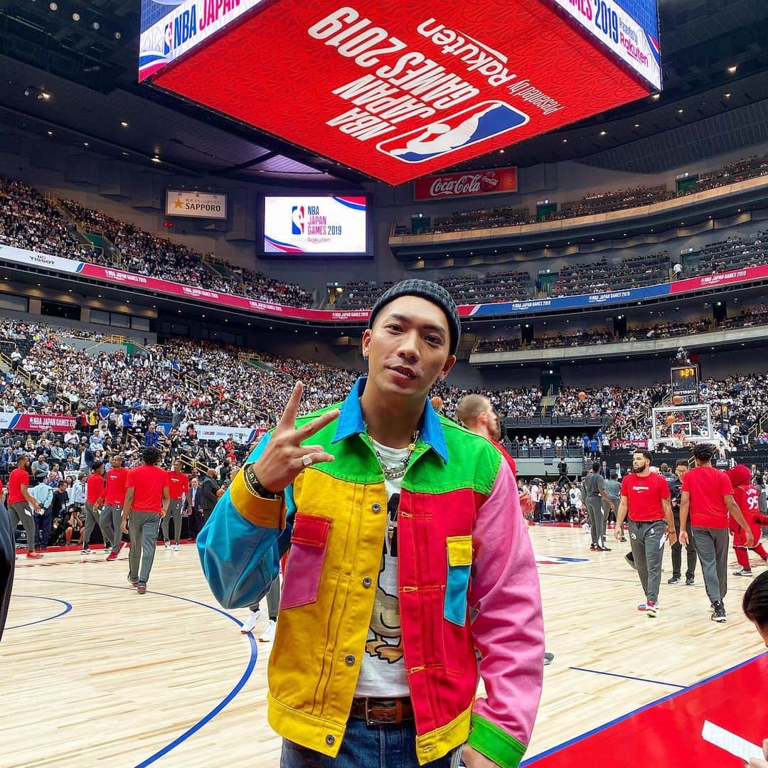 野替愁平さんのインスタグラム写真 - (野替愁平Instagram)「🏀NBA JAPAN GAME 2019🏀. TORONTO RAPTORS VS HUSTON ROCKETS. NBAを生で見たのはこれで2度目✨初めてのNBAはLAですんごい遠くの席だった。2度目の今日はコートサイド😳こんなありがたいことないです😭毎日インスタでNBAのプレーばっかり観てたから不思議な感覚だった。いやぁ本当に良いゲームでした🔥三木谷社長、とんでもなく馬鹿でかいドリームを日本に持ってきてくれてありがとうございました‼️✨ . #NBArakuten #NBAJAPANGAME2019」10月8日 21時47分 - sway_ldh