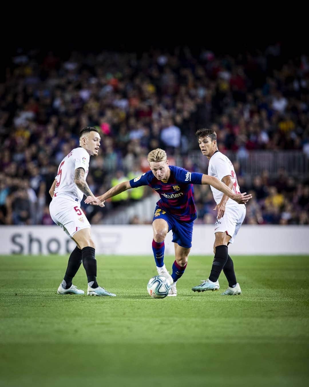 FCバルセロナさんのインスタグラム写真 - (FCバルセロナInstagram)「🤩 Try getting the ball off this guy! 🎩👉」10月8日 21時47分 - fcbarcelona