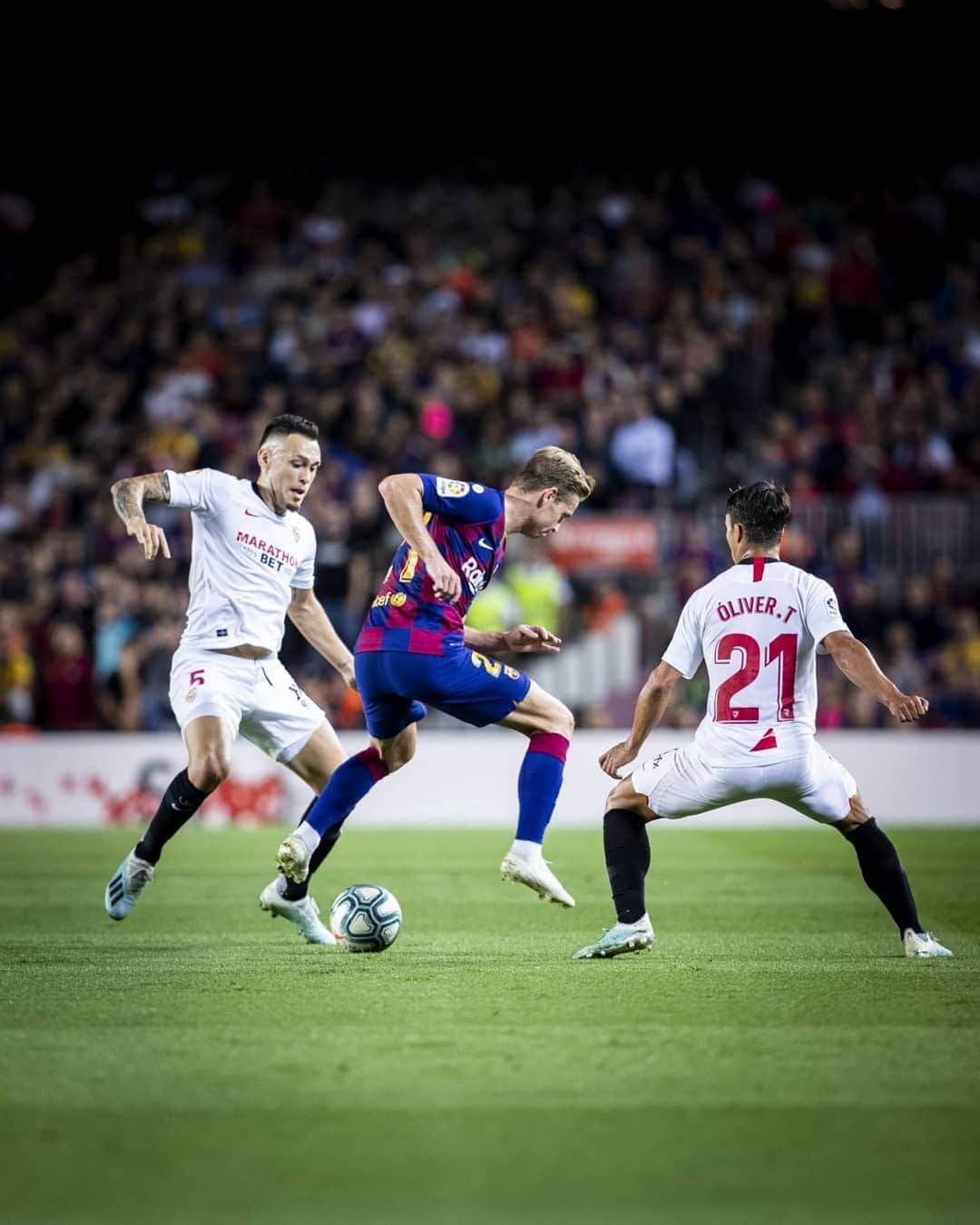 FCバルセロナさんのインスタグラム写真 - (FCバルセロナInstagram)「🤩 Try getting the ball off this guy! 🎩👉」10月8日 21時47分 - fcbarcelona