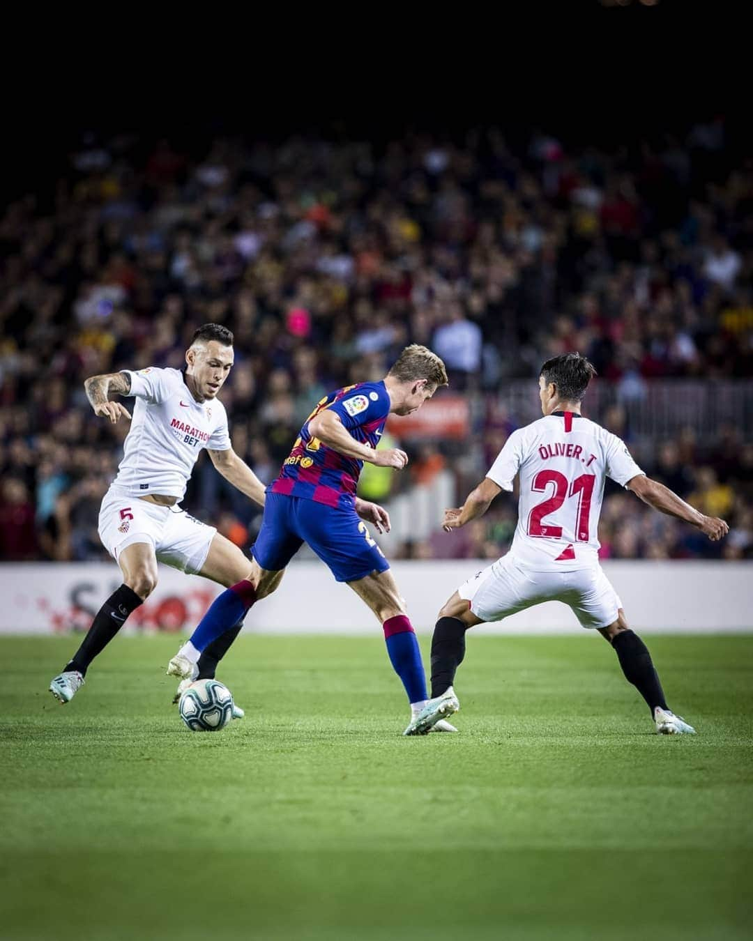 FCバルセロナさんのインスタグラム写真 - (FCバルセロナInstagram)「🤩 Try getting the ball off this guy! 🎩👉」10月8日 21時47分 - fcbarcelona