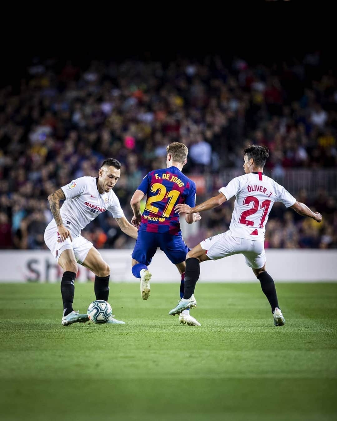 FCバルセロナさんのインスタグラム写真 - (FCバルセロナInstagram)「🤩 Try getting the ball off this guy! 🎩👉」10月8日 21時47分 - fcbarcelona