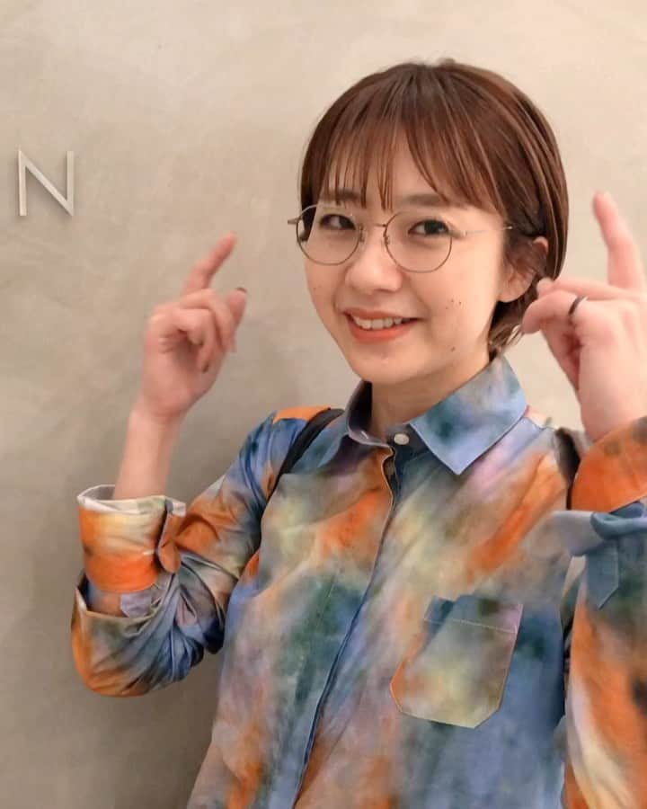 野々口祐子のインスタグラム：「ずっと人差し指☝🏻と サイケデリックなシャツ🌈 ショートヘアにしました #syan_tokyo #nono_hair」
