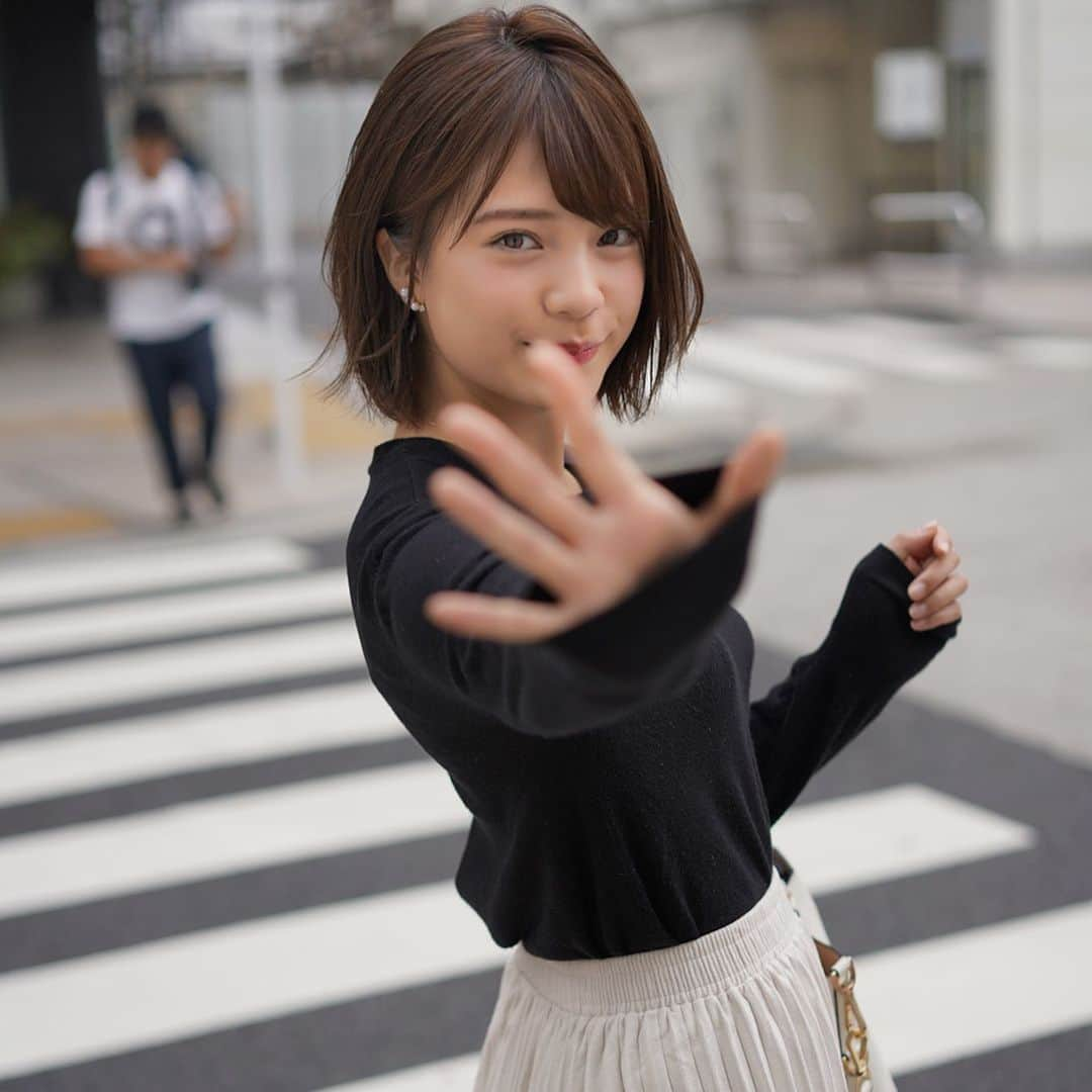 及川天和さんのインスタグラム写真 - (及川天和Instagram)「【 ストレートと巻髪で違い】巻いて#大人かわいい　に変身☺︎ スワイプして→→→ ・  誰にでも参考になりそうなヘアスタイルを投稿中です😊✨ 【#ショート できまり】 敷居は高くありません！！ 3歳〜50代までのお客様が多いです⭐️✨ #てんかわっ スタイル 99%は人は髪の毛決まる 人の第一印象は髪が大事！ オフィスで使える#暗髪 カラーやミディアムからロングまで！好印象なヘアスタイルを作るが得意です☺︎✨ ・ ・ 大切なヘアスタイルはぜひ担当させてください🙇 いつも見て頂きありがとうございます✨ ・  オフィスやバイトでも可能な暗髪#グレージュ そんなスタイルはどうでしょうか？✨🙌 ・ ・ ＊ 本当にいつもご来店ありがとうございます＊ ・ ・ 気軽にいいねやフォローもどうかよろしくお願い致します☺︎✨ ・ #髪型#秋ヘア#ヘアスタイル#前髪カット #ウェディングヘア #ゆるふわパーマ#新宿美容室#ラベンダーアッシュ#前髪#アッシュベージュ#横浜美容室 #ミディアムヘア#ショートヘア#髪型#ロングヘア#デジタルパーマ#ロング#ラベンダーアッシュ#グレージュ#ブルージュ#ショートボブ #ヘアアレンジ #ショート#ミディアムヘア#横浜#ショートカット#インナーカラー#髪質改善#ポートレート　#新宿」10月8日 21時48分 - tenhouo