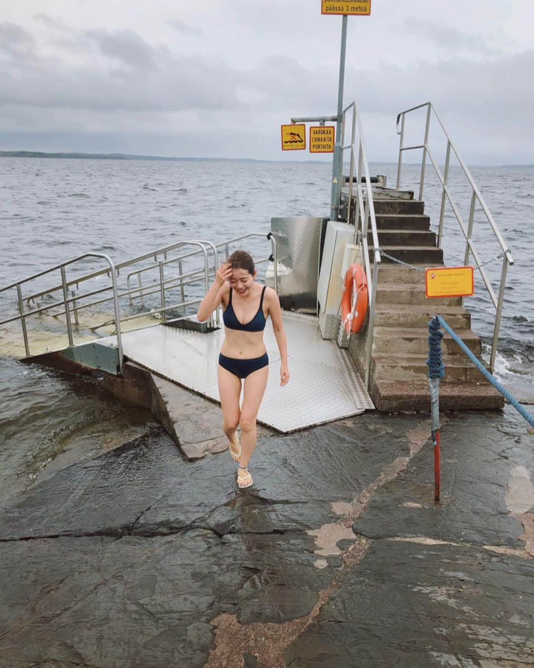 猪鼻ちひろさんのインスタグラム写真 - (猪鼻ちひろInstagram)「Rauhaniemi public baths💯﻿ Yeah! I did it!﻿ ついに！！！やりました！！！﻿ サウナ後、極寒の中冷たい湖へダイブ🙌🏻﻿ 思わず記念のジャンプ！﻿ あまりの寒さに何度も断念していたけれど一度は、、と思って入ってみたら、本当に未知の世界でした。﻿ ﻿ 最初の衝撃さえやり過ごせば、なんとも言えない素晴らしい感覚が味わえて、水中から出るとお肌に膜を貼ったような不思議な感覚。﻿ 身体は何故かポカポカ(気温は0度くらいなのに！)﻿ ﻿ フィンランドではsisu(フィンランド語でシスとは強さ、立ち直る不屈の力という意味)を持った人間たちが氷水の中に飛び込むと言われているそうな。﻿ わたしもちょっと強くなれた気がした！﻿ ﻿ そして合間に食べたソーセージは今までの人生で食べたソーセージの中で1番美味しかった🌭🤤💯﻿ ﻿ #公共サウナ #男女一緒で #水着 #高温で地元の方々で賑わっていて #すごく良かった﻿ #ピョ〜ン！ #とかやってしまうほどテンションが上がりました ﻿ #ちひろトリップ #ちひろtripヨーロッパ#ちひろtripフィンランド」10月8日 21時49分 - inohanachihiro