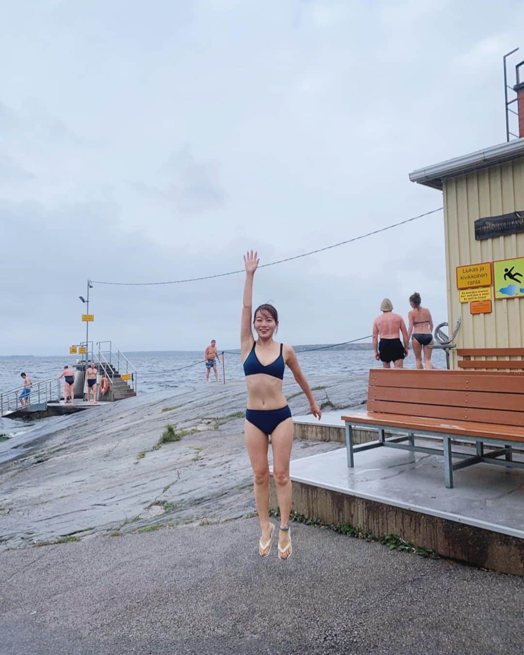 猪鼻ちひろのインスタグラム：「Rauhaniemi public baths💯﻿ Yeah! I did it!﻿ ついに！！！やりました！！！﻿ サウナ後、極寒の中冷たい湖へダイブ🙌🏻﻿ 思わず記念のジャンプ！﻿ あまりの寒さに何度も断念していたけれど一度は、、と思って入ってみたら、本当に未知の世界でした。﻿ ﻿ 最初の衝撃さえやり過ごせば、なんとも言えない素晴らしい感覚が味わえて、水中から出るとお肌に膜を貼ったような不思議な感覚。﻿ 身体は何故かポカポカ(気温は0度くらいなのに！)﻿ ﻿ フィンランドではsisu(フィンランド語でシスとは強さ、立ち直る不屈の力という意味)を持った人間たちが氷水の中に飛び込むと言われているそうな。﻿ わたしもちょっと強くなれた気がした！﻿ ﻿ そして合間に食べたソーセージは今までの人生で食べたソーセージの中で1番美味しかった🌭🤤💯﻿ ﻿ #公共サウナ #男女一緒で #水着 #高温で地元の方々で賑わっていて #すごく良かった﻿ #ピョ〜ン！ #とかやってしまうほどテンションが上がりました ﻿ #ちひろトリップ #ちひろtripヨーロッパ#ちひろtripフィンランド」
