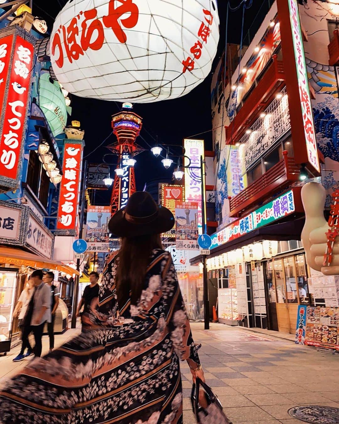 梯真奈美さんのインスタグラム写真 - (梯真奈美Instagram)「昔ながらなお店がたくさんでテンションあがった新世界🌔✨ #大阪 #新世界 #通天閣」10月8日 21時50分 - official_manami