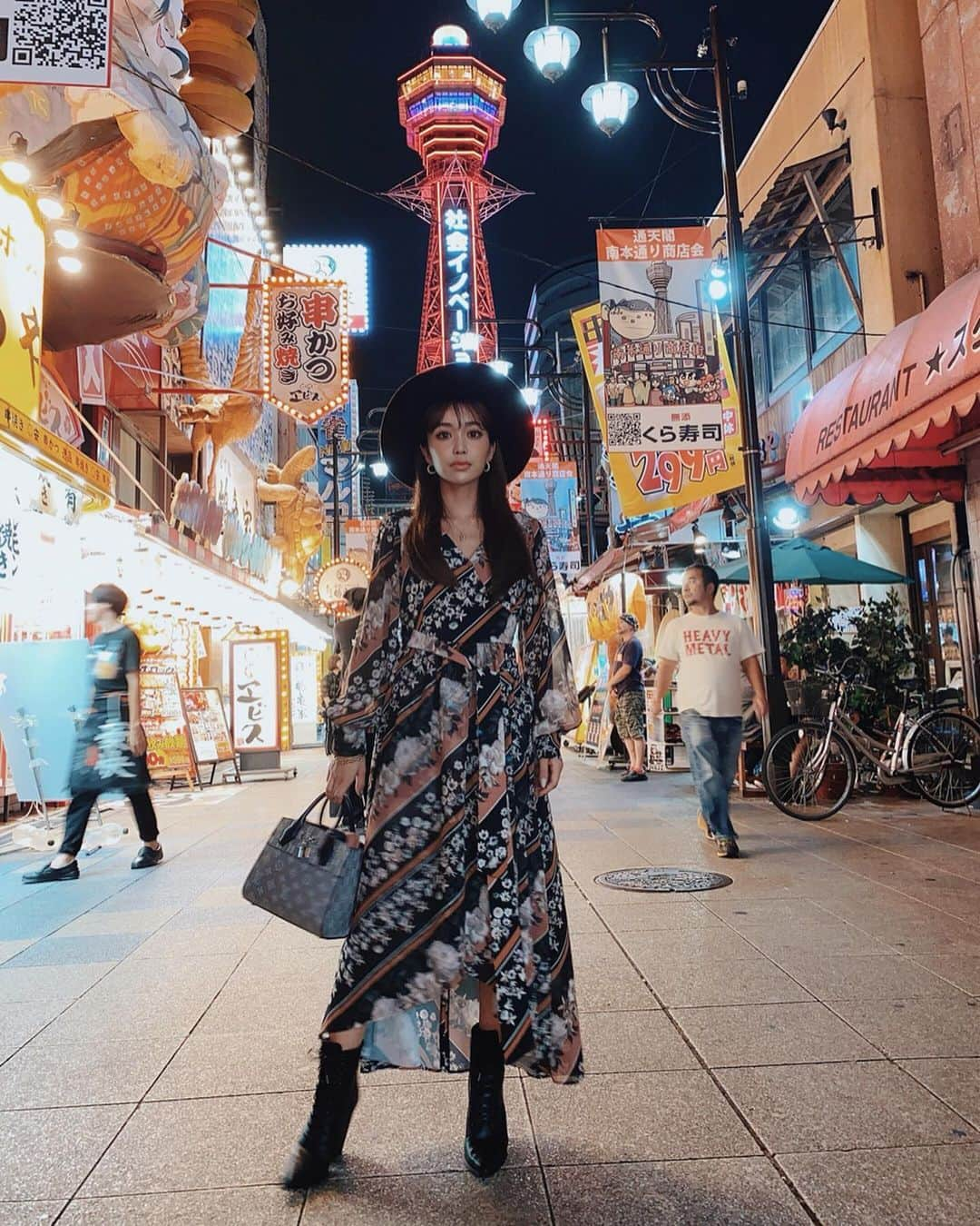 梯真奈美さんのインスタグラム写真 - (梯真奈美Instagram)「昔ながらなお店がたくさんでテンションあがった新世界🌔✨ #大阪 #新世界 #通天閣」10月8日 21時50分 - official_manami