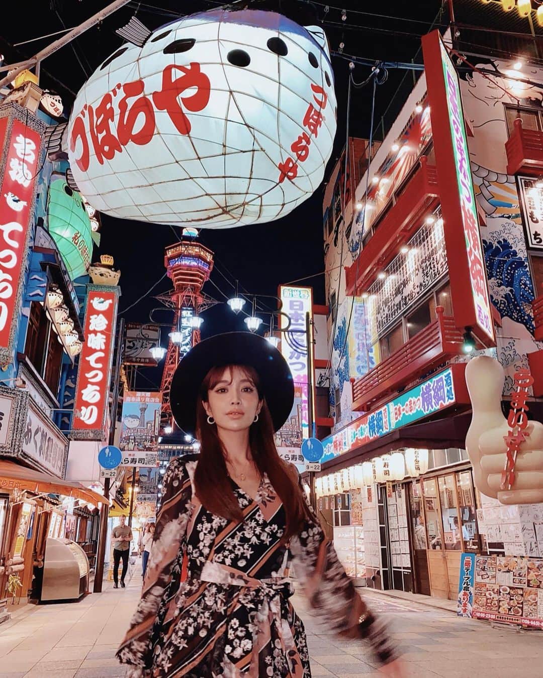 梯真奈美さんのインスタグラム写真 - (梯真奈美Instagram)「昔ながらなお店がたくさんでテンションあがった新世界🌔✨ #大阪 #新世界 #通天閣」10月8日 21時50分 - official_manami