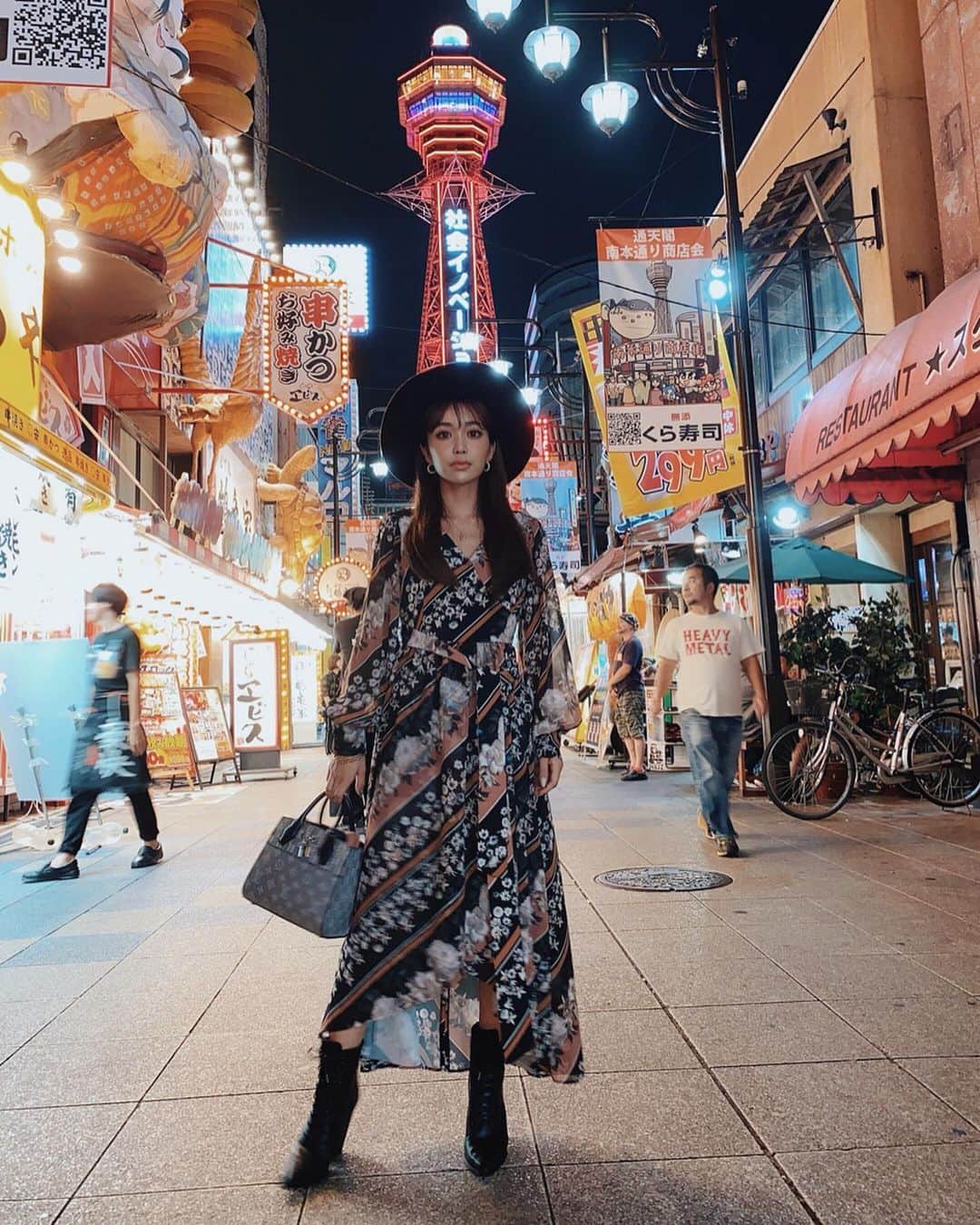 のインスタグラム：「昔ながらなお店がたくさんでテンションあがった新世界🌔✨ #大阪 #新世界 #通天閣」