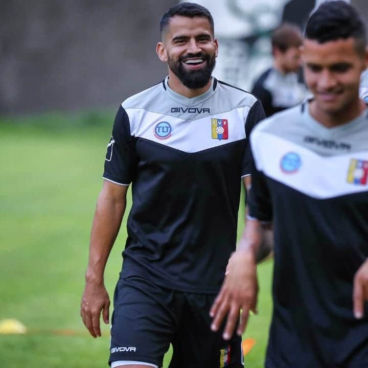 トマス・リンコンのインスタグラム：「La alegría de estar de vuelta en casa 😁🇻🇪🤗. #ElGeneral Tomás Rincón ya se sumó a los entrenamientos de la @selevinotinto en Caracas.  #TomásRincón #TR8 #Vinotinto #LaVinotinto #Qatar2022ObjetivoDeTodos」