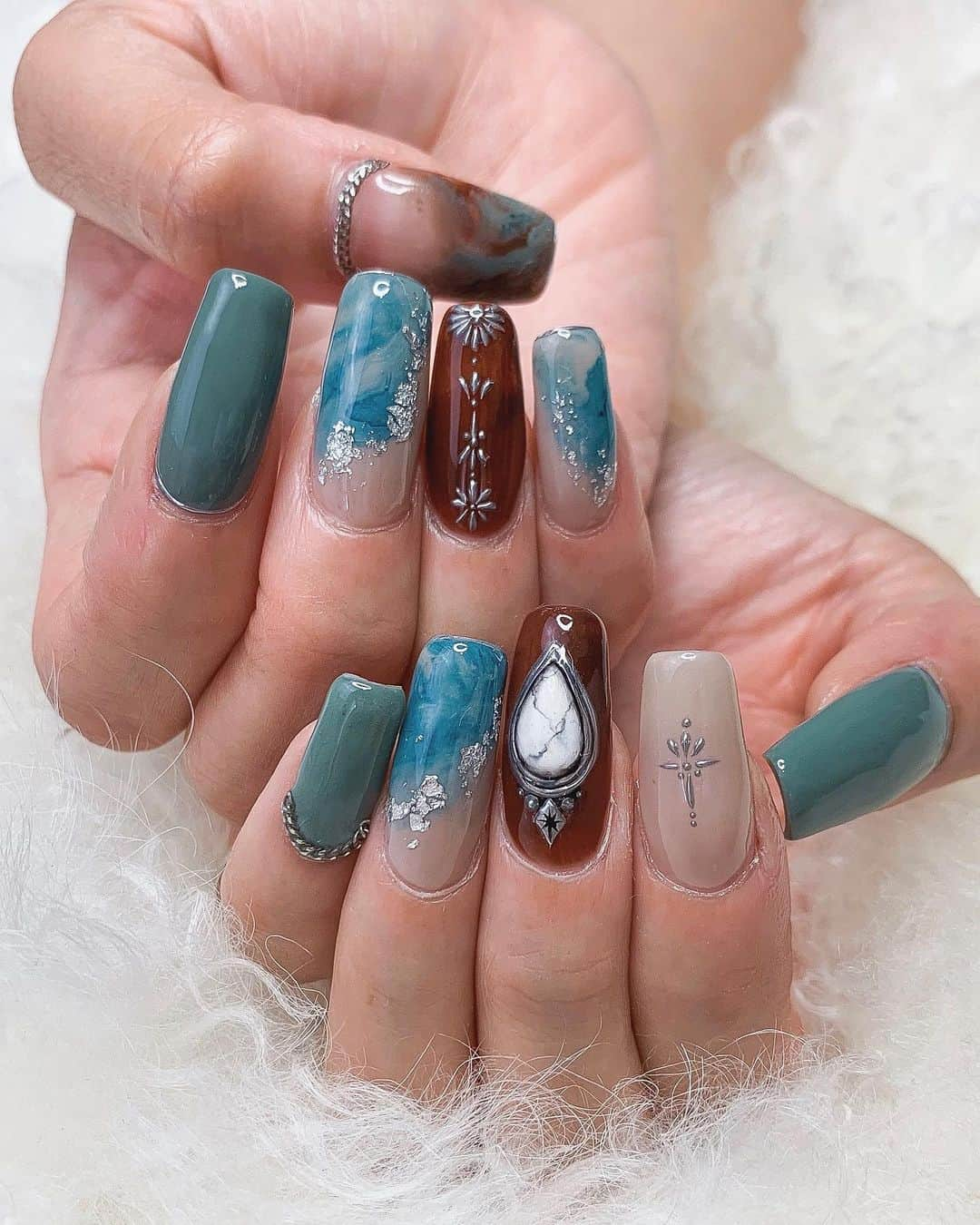 Nailsalon Cielさんのインスタグラム写真 - (Nailsalon CielInstagram)「ドロップ💧型のGEMSTONE💎﻿ 人気ですっ✶﻿ ﻿ ﻿ 美爪なお客様!﻿ 1本だけ、爪が折れてた部分を﻿ スカルプで長さ揃えました💅🏻﻿ 9本は自爪ですよ~！すご!﻿ ﻿ ﻿ カーキ×ブラウン×ターコイズ﻿ 私と好みが一緒😳 ﻿ いつもありがとうございます🧡﻿ ﻿ ﻿ ﻿ ‣﻿ ‣﻿ ‣﻿ ‣﻿ ﻿ ﻿ ∙gemstone（ジェムストーン＝天然石パーツ）﻿ ∙silver jewelry,silverring（シルバージュエリー,シルバーリング、他シルバーアート）﻿ は既成パーツではなく、﻿ 全てジェルで作っております。﻿ ﻿ 直接爪の上に作っていきますので、﻿ お時間を頂きます、ご了承ください✶﻿ ﻿ ⦅こちらのアートをご希望のお客様へ⦆﻿ ホットペッパーにクーポン、付け放題コースを﻿ 御用意しておりますので、コースをお選び下さい。﻿ ﻿ 宜しくお願い致します✶﻿ ――――――――――――――――﻿ ――――――――――――――――﻿ hotpepperBeauty net予約↓↓↓ ﻿ ﻿ https://beauty.hotpepper.jp/smartphone/kr/slnH000217395/﻿ ・﻿ #ネイル#ネイルサロン﻿ #instagood#instanails#jelnail#ネイルアート#手描きアート#loveit#ジェル#ジェルネイル#個性派ネイル#トレンドネイル#お洒落ネイル#newnails#福岡ネイル#cute#beautiful#art#ネイルサロン#天然石ネイル#韓国#ネイル#福岡ネイルサロン#cool#シルバージュエリーネイル#秋ネイル#秋ネイル2019#autumnnail﻿ ﻿ ﻿ ﻿」10月8日 22時01分 - myanail