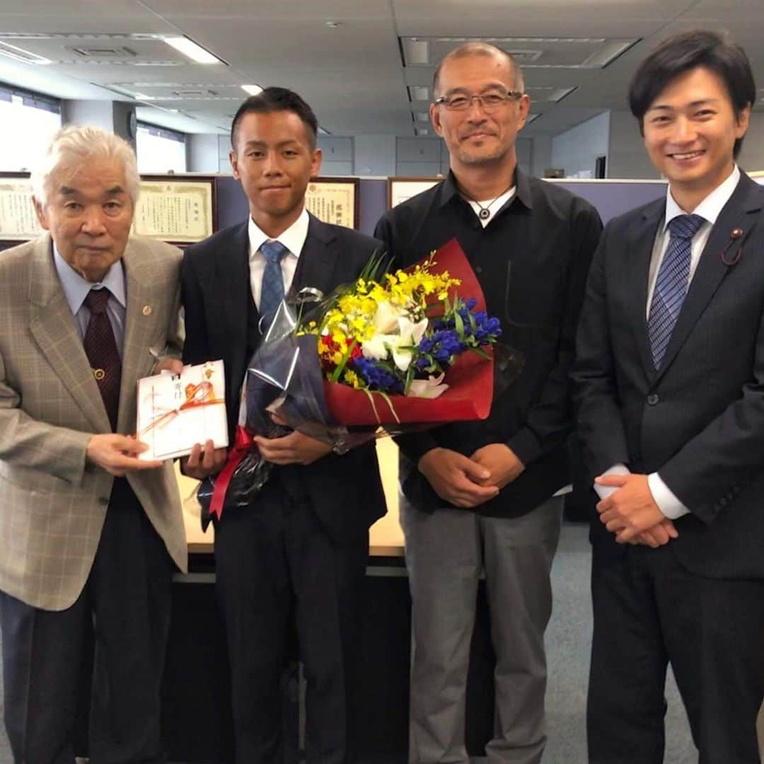 武居由樹さんのインスタグラム写真 - (武居由樹Instagram)「先日の祝勝会で集まった鋸南町への寄付金をへんみさんの紹介で 足立区の社会福祉協議会の中田さんにお渡ししてきました。 毎年夏になるとパワーオブドリームのみんなで鋸南自然の家に泊まって合宿をしています。 古川会長からいつもお世話になってる鋸南町へ少しでも力を！という声掛けのもと、後援会の方々から寄付金を集めました。 自然の家もまだ直っていないところがたくさんあると聞きました。 少しでも早く復興できることを願っています！ #鋸南町  #足立区　 #足立区役所　 #社会福祉協議会　 #へんみ圭二　さん　 #パワーオブドリーム #武居由樹」10月8日 21時53分 - yoshikitakei712