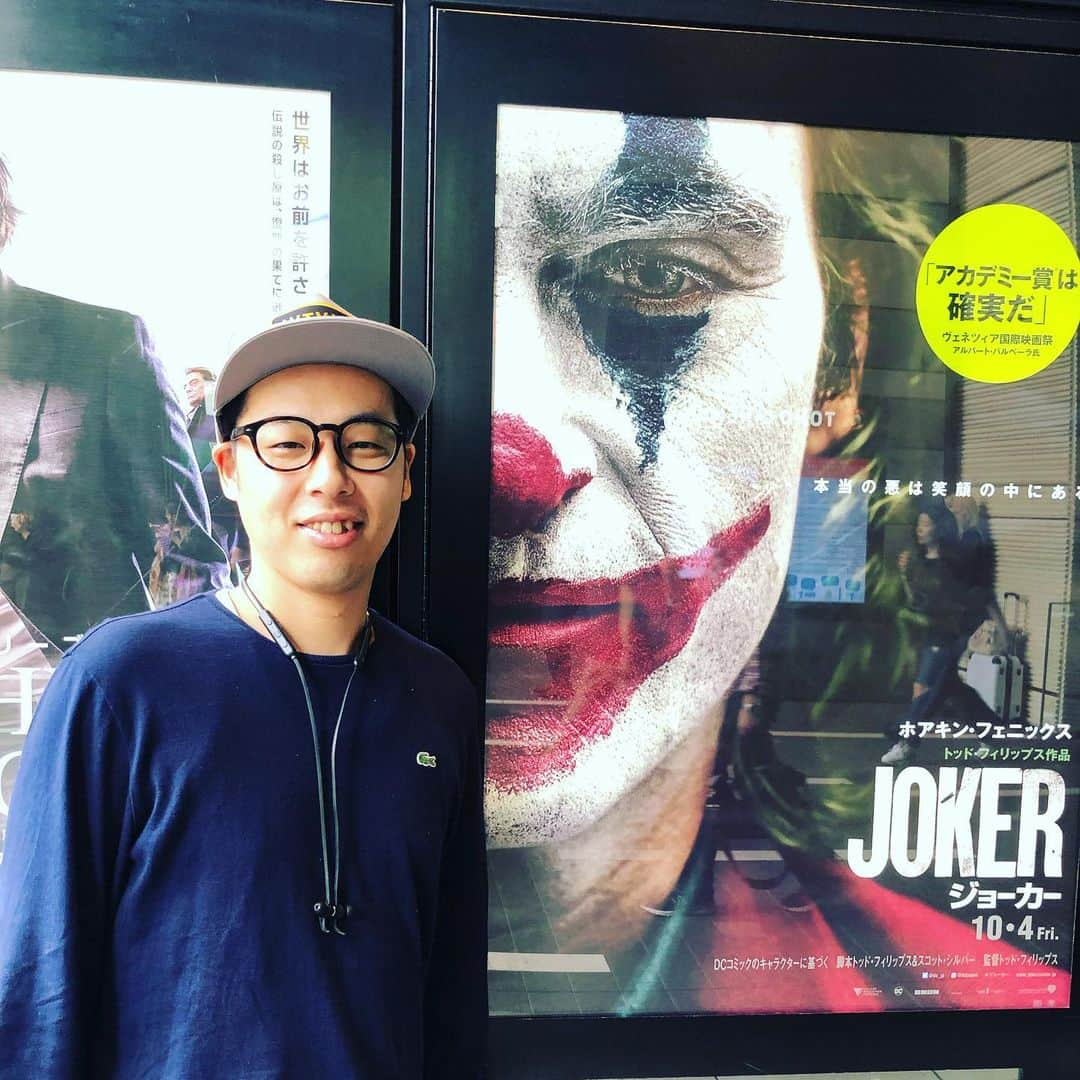 太田博久さんのインスタグラム写真 - (太田博久Instagram)「JOKER見てきました。凄い映画でした。この衝撃を表す表情の引き出しを持っていないのでこんな顔です。ネルソンズ岸に上映前ポップコーンとドリンクのったトレイを全部ひっくり返されたことなど一瞬で忘れ去るほどの衝撃でした。 #joker  #ネルソンズ #岸 #ジャングルポケット」10月8日 21時57分 - hirohisaota