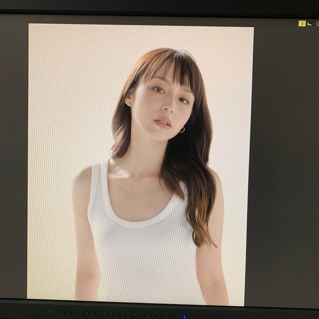 平野綾さんのインスタグラム写真 - (平野綾Instagram)「そうそう。﻿ 先程投稿した写真は、﻿ 新しい宣材写真の撮影の時に撮ったもの✴︎﻿ ﻿ 8年間同じ宣材だったので、﻿ 自然と顔つきも大人になっていることだし、﻿ このタイミングで撮り直そう！ということになり。﻿ 早速、32歳感✨﻿ 30代前半感が出てると思います。﻿ ﻿ 今回の、かなりお気に入りです♡﻿ ﻿ 新しい宣材、楽しみにしていてください！﻿ ﻿ ﻿ ﻿ #ayahirano #平野綾」10月8日 22時02分 - a_ya.hirano