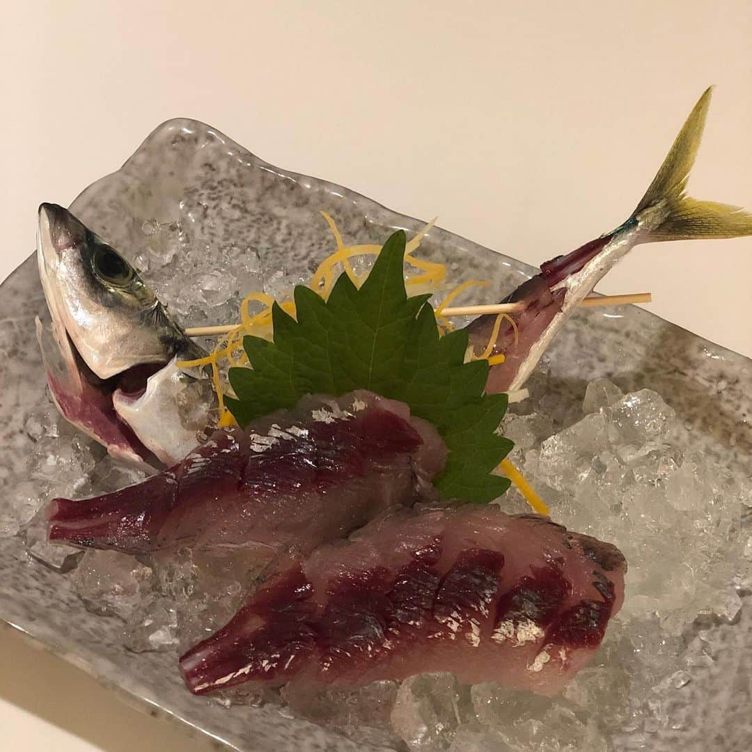 木本泉さんのインスタグラム写真 - (木本泉Instagram)「-﻿ 堤防で釣りをしているおじいさんとお喋り🎣﻿ 気さくで世間話をして楽しかったな😌﻿ ﻿ 「そろそろ帰ります！」と言うと﻿ 「ホテルに持って帰り🐟」とお魚をいただきました！﻿ せっかく釣ったお魚なのに、、、申し訳ないと言うと、奄美に来たんだから美味しい新鮮なものを食べなさい！と。﻿ ﻿ 優しい😭😭😭﻿ 感謝です🙏﻿ ﻿ 夕食にお刺身とフライに調理していただきました！﻿ ホテルで出てきたお刺身よりも美味しくて完食！﻿ ﻿ ありがとうございました！﻿ ﻿ #奄美大島#瀬戸内町#izumi_trip#旅行#優しさ」10月8日 22時10分 - izumikimoto