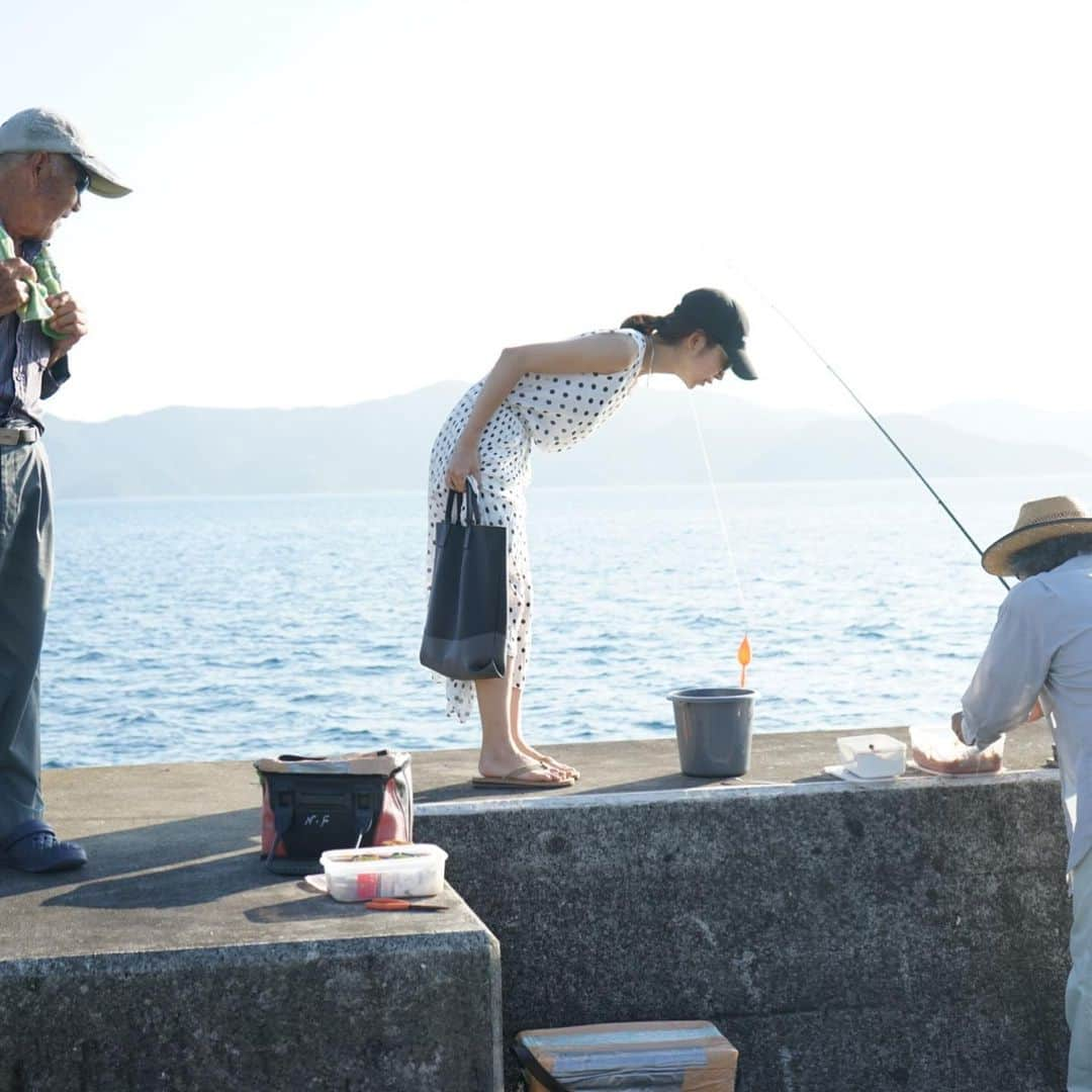 木本泉さんのインスタグラム写真 - (木本泉Instagram)「-﻿ 堤防で釣りをしているおじいさんとお喋り🎣﻿ 気さくで世間話をして楽しかったな😌﻿ ﻿ 「そろそろ帰ります！」と言うと﻿ 「ホテルに持って帰り🐟」とお魚をいただきました！﻿ せっかく釣ったお魚なのに、、、申し訳ないと言うと、奄美に来たんだから美味しい新鮮なものを食べなさい！と。﻿ ﻿ 優しい😭😭😭﻿ 感謝です🙏﻿ ﻿ 夕食にお刺身とフライに調理していただきました！﻿ ホテルで出てきたお刺身よりも美味しくて完食！﻿ ﻿ ありがとうございました！﻿ ﻿ #奄美大島#瀬戸内町#izumi_trip#旅行#優しさ」10月8日 22時10分 - izumikimoto