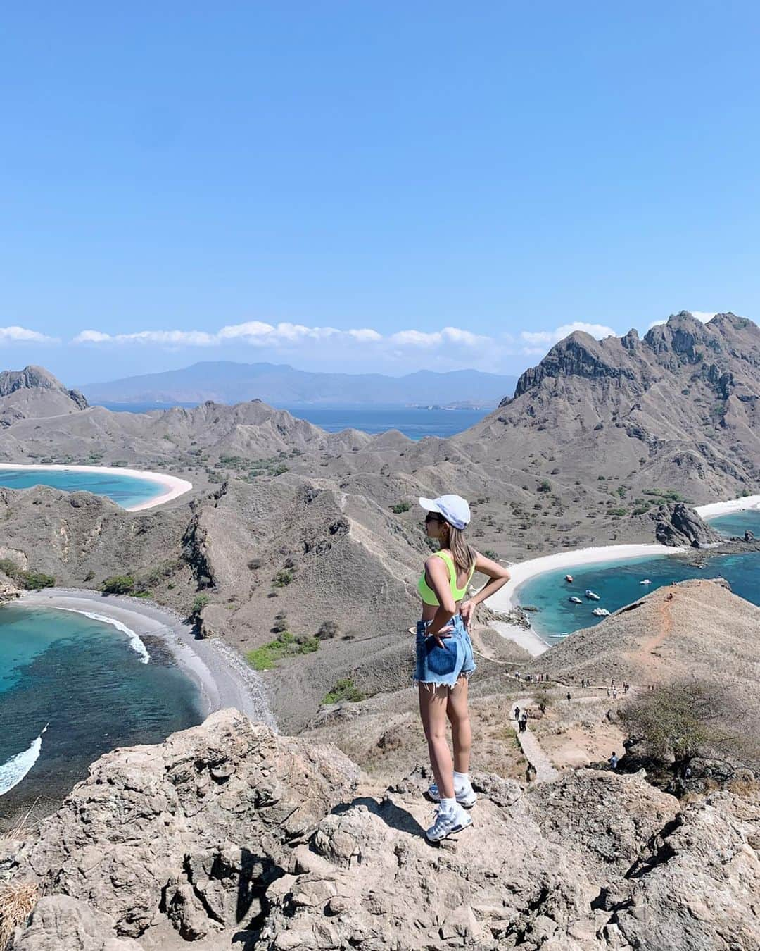 鈴木あやさんのインスタグラム写真 - (鈴木あやInstagram)「コモド島から船で90分🚢 #padarisland ⛰✨ 海と山の融合が美しくてめちゃパワー貰えた感じした😳！ 登る時間は20分ぐらいだけどなかなかな岩場も登るから必ずスニーカーをおすすめします☝🏻 #AYANAkomodo #AYANAInstaMeet #LabuanBajo #komodo #trekking #コモド島 #⛰」10月8日 22時06分 - techitechiaya