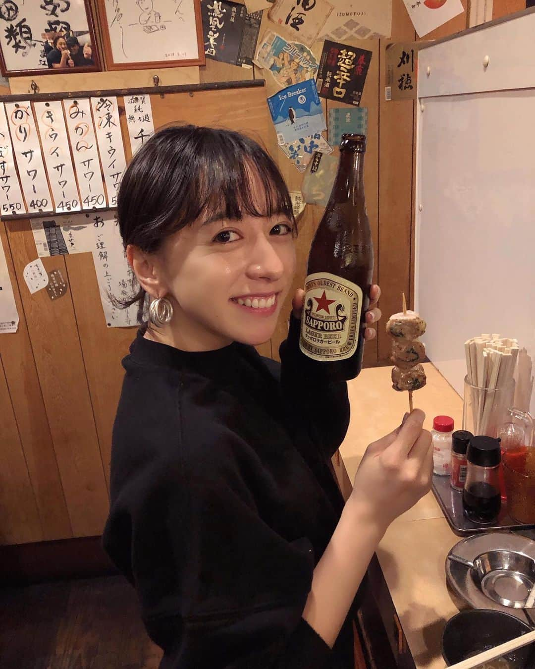 井元麻帆さんのインスタグラム写真 - (井元麻帆Instagram)「立飲み+赤星瓶ビール+紫蘇巻き串 is 👼🏻🍺💕 という顔と、ワサビがつーんときた 瞬間のわたしです。」10月8日 22時11分 - maho_imoto