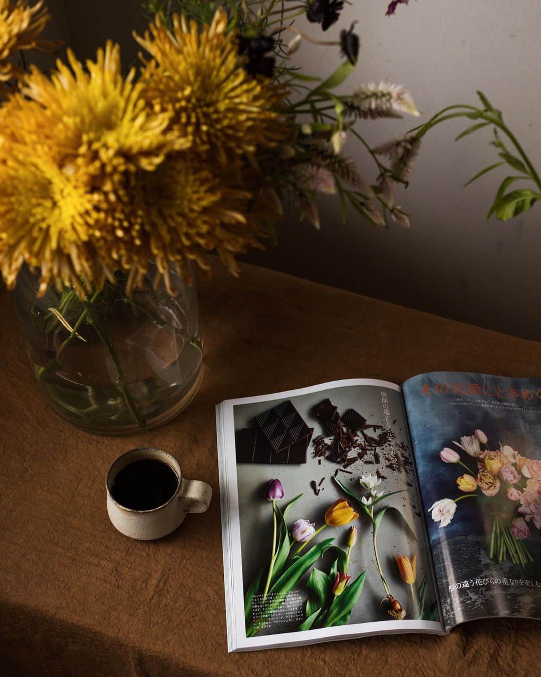 のインスタグラム：「My work #styling #flowerstyling #magazineshooting #tulips #sakura #cherryblossoms ＜掲載誌のお知らせです＞ 10月7日発売の雑誌「花時間」にて、「桜」と「チューリップ」の企画ページ( 全16ページ )を担当させていただきました。桜のリース、スイーツとのスタイリングなど新しいご提案もしています。 書店で見かけたらお手にとっていただけると嬉しいです。 @hanajikan_magazine」