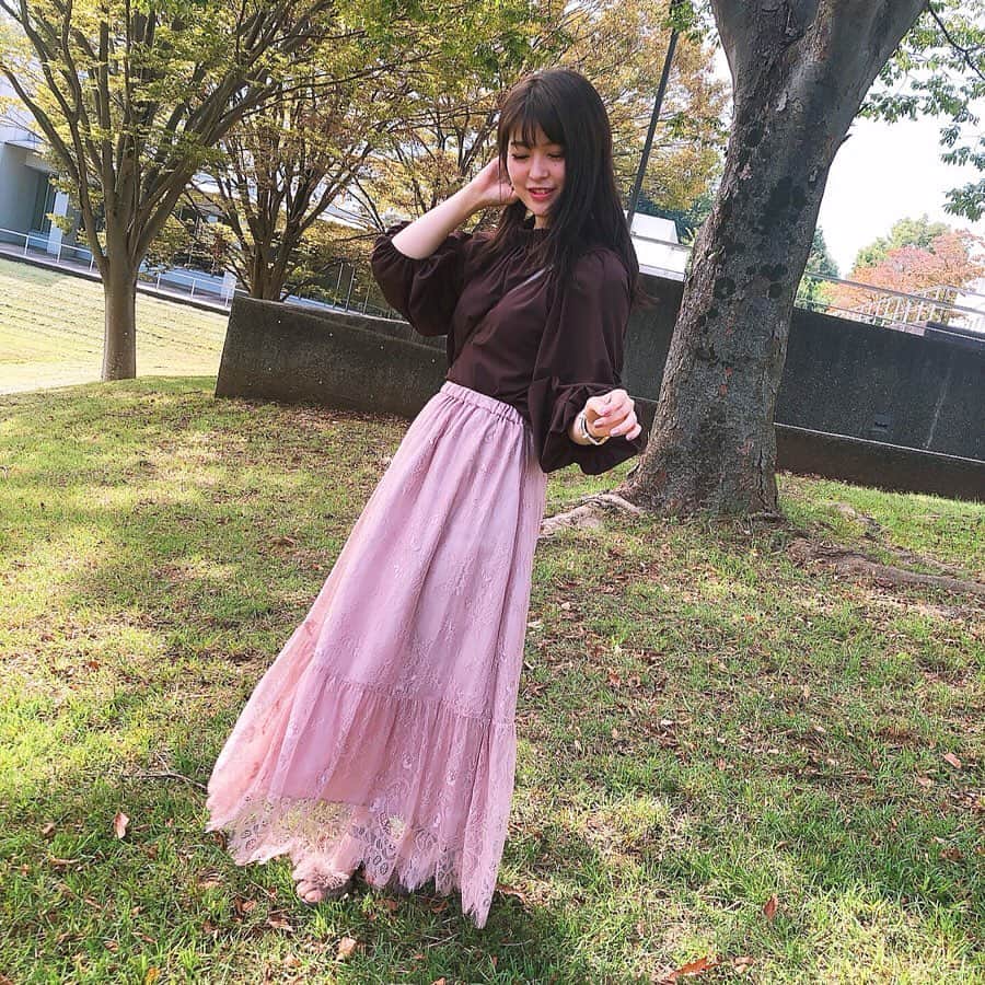 のインスタグラム：「・ キャンパスもすっかり秋らしくなってた🍂 ・ ・ dazzlin 新作マキシスカートで コーデしてみました❤︎ 総レースの透け感と 風が吹くと、裾がふわっと揺れる軽やかさがとっても可愛い！ ・ ・ 身長161cm @dazzlin_official  @dazzlin_muse ・ ・ #dazzlin#dazzlin_campus#Sakiiro_dazzlin#Sakiiro#autumn#秋服#秋コーデ#レーススカート#ダズリン」