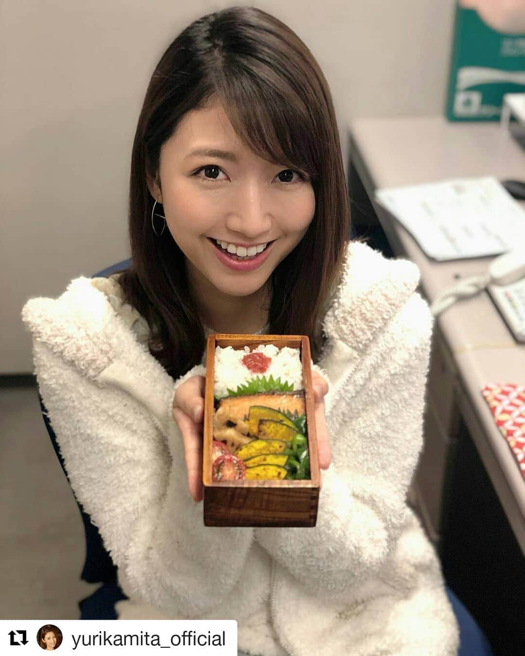 岡山放送さんのインスタグラム写真 - (岡山放送Instagram)「#Repost @yurikamita_official (@get_repost) ・・・ ☆ 日中暑くても朝晩はひんやり。 秋の空気を感じます。 ちなみに今日のお弁当は秋鮭にかぼちゃ、 お弁当にも秋を感じさせてみました🍁 みなさんはどんな秋をお過ごしですか？ #スポーツの秋 #読書の秋 #食欲の秋  #フジテレビ系列#FNS#FNN#8ch#OHK岡山放送」10月8日 22時22分 - ohk_official