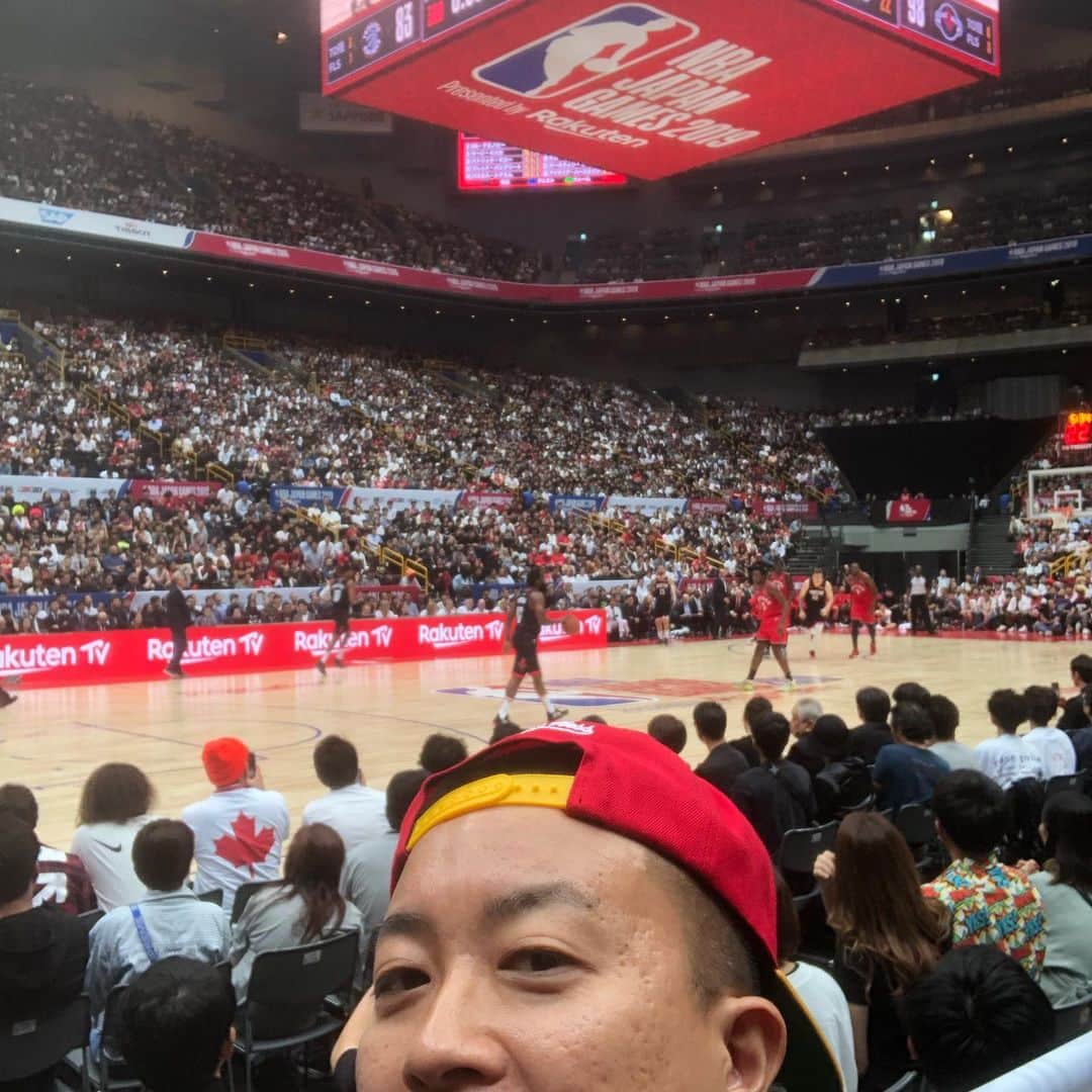 松尾駿さんのインスタグラム写真 - (松尾駿Instagram)「NBA JAPANGAMES最高！ 高校生の時に見たJAPANGAMESはなけなしのお小遣いでチケット買って遠目の席でした。 今回藤森さんが誕生日プレゼントでチケット用意してくれて、それもめちゃくちゃ良い席だった。チャラ兄ありがとうございました！ ムトンボも来てた！ 次は本場でニックス戦見たいな！ #NBA  #nbajapangames」10月8日 22時24分 - matsuoshun