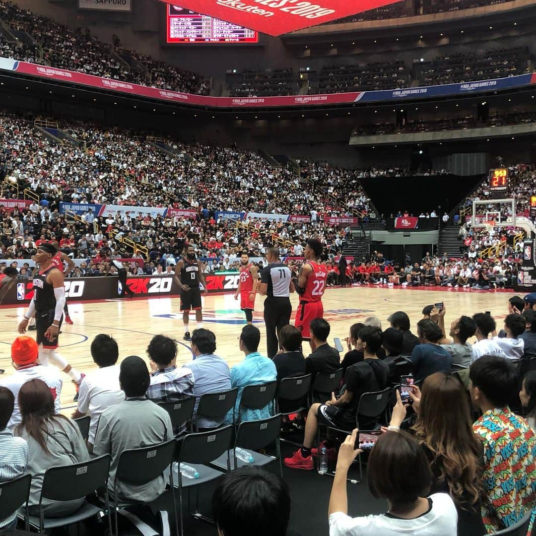 松尾駿さんのインスタグラム写真 - (松尾駿Instagram)「NBA JAPANGAMES最高！ 高校生の時に見たJAPANGAMESはなけなしのお小遣いでチケット買って遠目の席でした。 今回藤森さんが誕生日プレゼントでチケット用意してくれて、それもめちゃくちゃ良い席だった。チャラ兄ありがとうございました！ ムトンボも来てた！ 次は本場でニックス戦見たいな！ #NBA  #nbajapangames」10月8日 22時24分 - matsuoshun