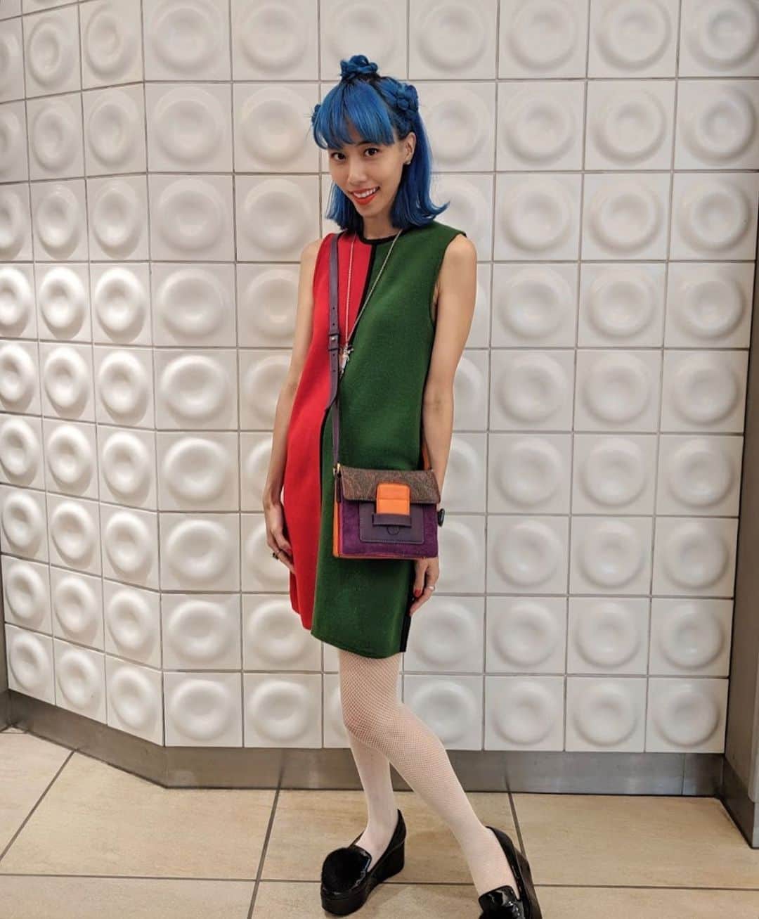 草野絵美のインスタグラム：「@inuyamakamiko から譲り受けた60’s アニエスベー、大切に着ます。 写真にはないけど後ろはクリームイエローとブラックなのです。 Brilliant dress by 60s agness b my dear friend handed to me down 😭❤️💚 #agnesb #60sfashion」