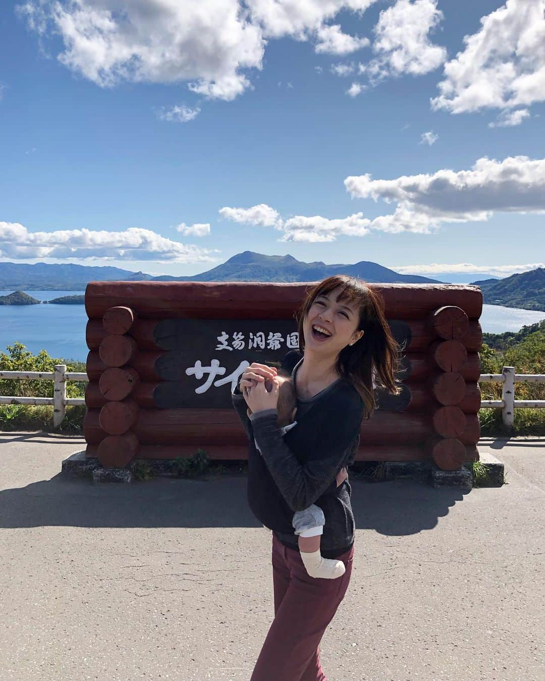 加藤未央さんのインスタグラム写真 - (加藤未央Instagram)「家族で北海道へ行ってきました❤︎✈︎ 仕事抜きでの北海道は、20年ぶりくらいかも。。🤔 北海道といえばの札幌は立ち寄らず、旭川から美瑛、トマム、苫小牧、洞爺湖、函館へと南下していったのですが、どこも本当に良かった！！ 特に感動的だったのが、道中の車窓から見える山肌の色の美しさでした。  写真は、夫が景色を撮っていたところに邪魔して入ってやりました😝の図。笑 #家族旅行 #北海道　#hokkaido #洞爺湖 #わたし悪そうな顔してるw」10月8日 13時51分 - mio.ka10