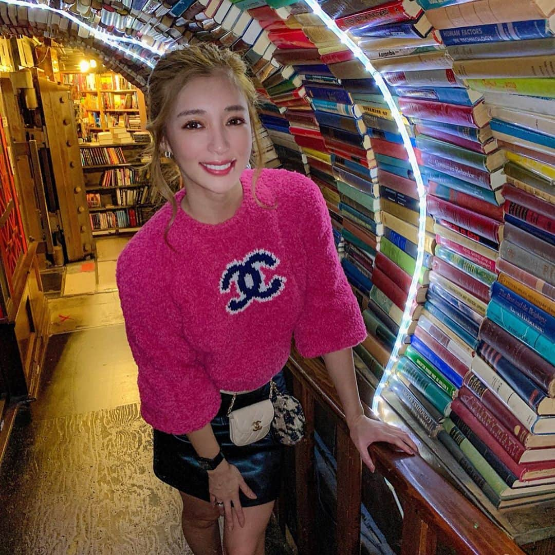 濱野りれさんのインスタグラム写真 - (濱野りれInstagram)「📚📚📚 -— I came to The Last Bookstore in Down Town!! In short, this is like Disneyland of Book💠 The view of the world is very very unique, and I love it💗 I can imagine that the owner of this likes the book very much!! It was such a space that made me want to read a book💏📚 -— ダウンタウンにある本屋さんに行ってきたよ✨一言で言うと、【本のディズニーランド】みたいだった🤭✨世界観がすごい...!!きっとここのオーナーさんは本がとっても好きな方なんだろうな💭見たことない本に終始テンション上がりっぱなし🌸 本が無性に読みたくなる素敵な場所でした🌷 -— #thelastbookstore#ExploreLA#downtownlosangeles#lalife#lalifestyle#laphotography#losangelesworld#losangelesphotography#losangeles_city#visitla#discoverla#19aw#ロサンゼルス#ロサンゼルス観光#アメリカ旅行」10月8日 13時59分 - riregram