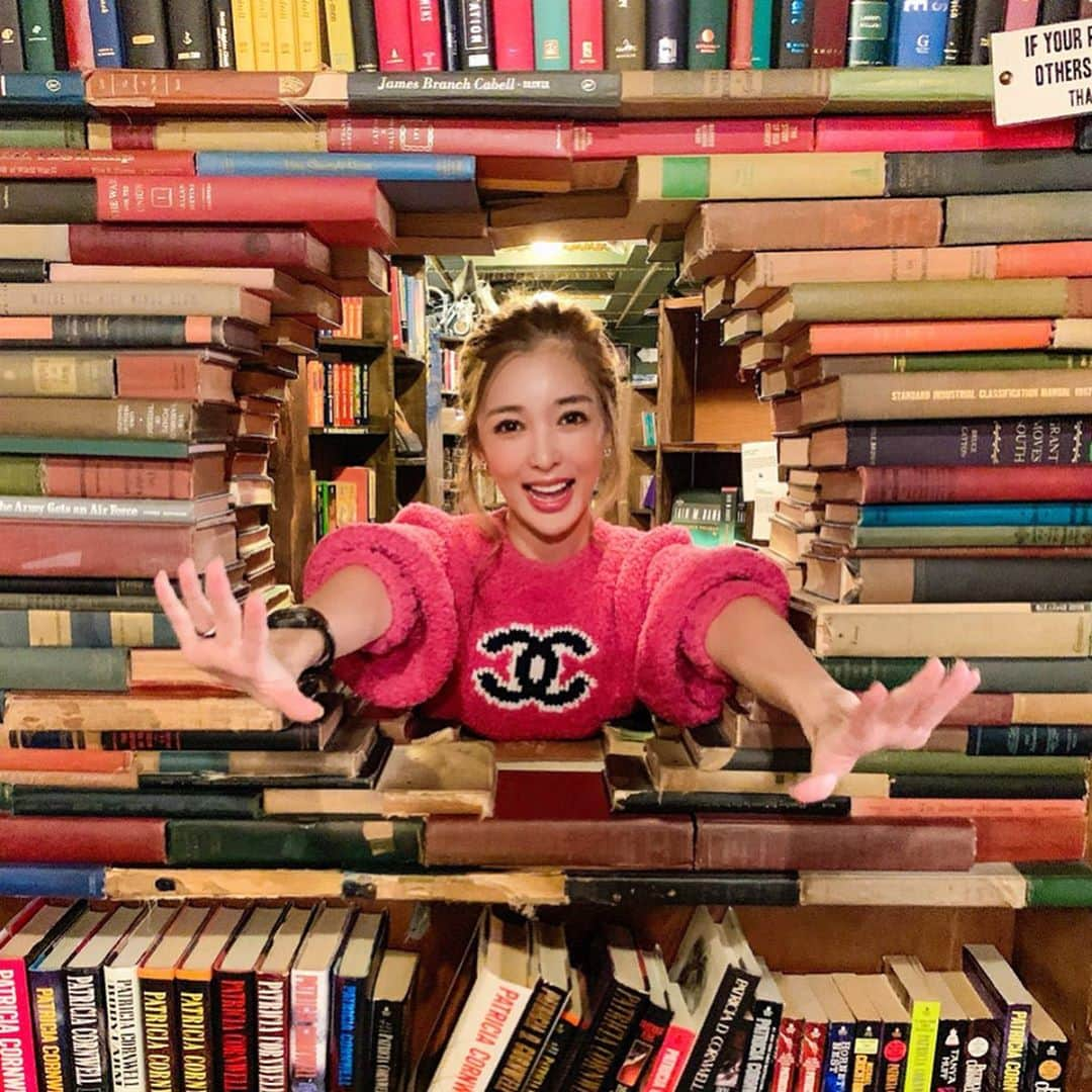 濱野りれさんのインスタグラム写真 - (濱野りれInstagram)「📚📚📚 -— I came to The Last Bookstore in Down Town!! In short, this is like Disneyland of Book💠 The view of the world is very very unique, and I love it💗 I can imagine that the owner of this likes the book very much!! It was such a space that made me want to read a book💏📚 -— ダウンタウンにある本屋さんに行ってきたよ✨一言で言うと、【本のディズニーランド】みたいだった🤭✨世界観がすごい...!!きっとここのオーナーさんは本がとっても好きな方なんだろうな💭見たことない本に終始テンション上がりっぱなし🌸 本が無性に読みたくなる素敵な場所でした🌷 -— #thelastbookstore#ExploreLA#downtownlosangeles#lalife#lalifestyle#laphotography#losangelesworld#losangelesphotography#losangeles_city#visitla#discoverla#19aw#ロサンゼルス#ロサンゼルス観光#アメリカ旅行」10月8日 13時59分 - riregram