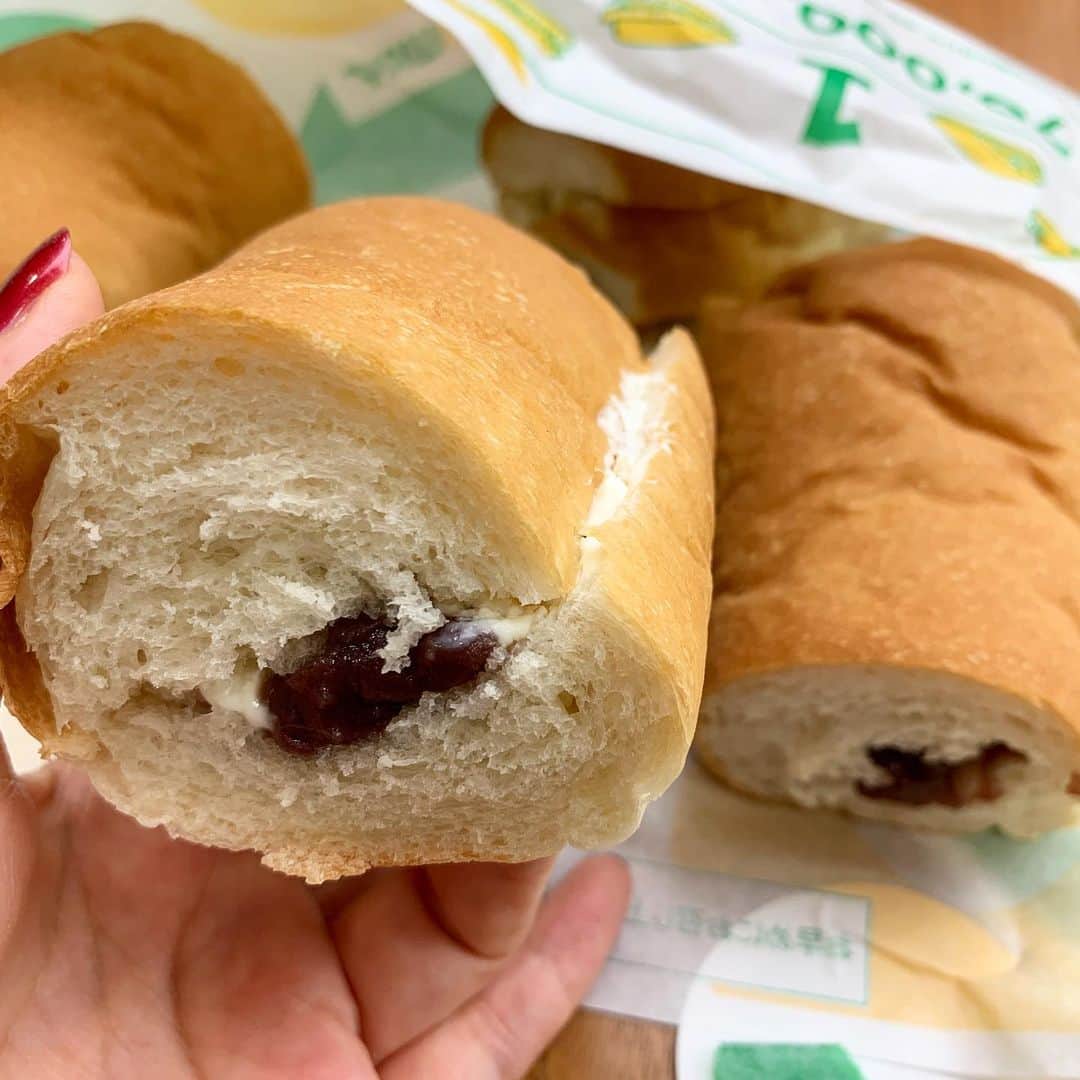 のインスタグラム：「サブウェイから世界初❗️ “あま～いサンドイッチ”が誕生。 北海道産の小豆をじっくりと炊き上げた粒あん、クリーミーなマスカルポーネ、毎日お店で焼き上げるパンのほのか塩気が絶妙にマッチ。一口食べたらもう止まらない！ 美味しくてあっという間に完食しました。 ランチのデザートに、午後のおやつに😊 あんこ&マスカルポーネ 単品170円 ドリンク（S）セット 320円 10月9日発売  明日発売になるもうひとつの商品が、モ～ッツァレラ・クリーミーチキン（写真2枚目）。 とろ～りとろけるモッツァレラミックスチーズとチキンの組み合わせに、ポルチーニを使用した濃厚クリームソースが贅沢な香りとコクをプラス。秋の味覚が存分に味わえる期間限定品です。 モ～ッツァレラ・クリーミーチキン ～贅沢ポリチー二ソース～ 480円 10月9日期間限定発売 WEB編集N  #SUBWAY #サブウェイ #モ～ッツァレラクリーミーチキン #あんこ# マスカルポーネ #グルメサンド #あまいサンドウィッチ #期間限定 #サンドウィッチ #食欲の秋 #maquia #maquiaonline #マキア #マキアオンライン」