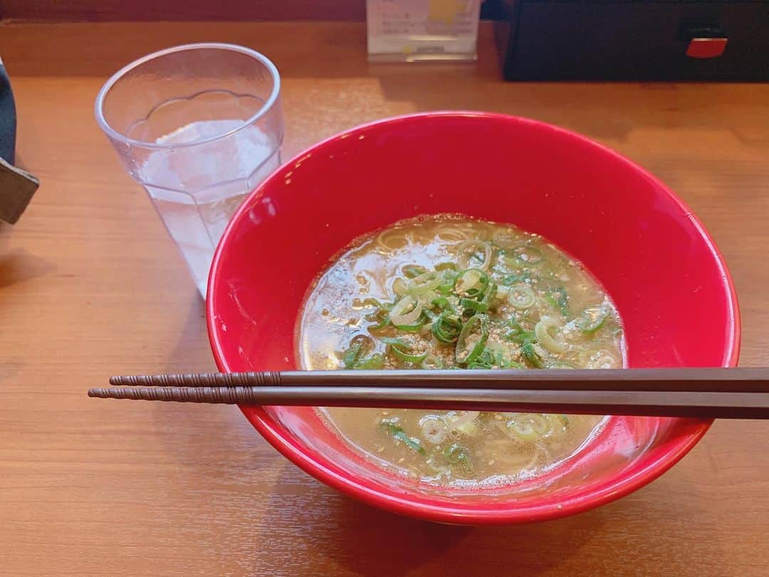 まぜそば・らーめん 覇丸堂のインスタグラム：「・ 今日の賄いは醤油豚骨ラーメン！ 久々に食べたけど、この濃厚さ美味すぎる🥴 #覇丸堂#濃厚#まぜそば#追いめし#油そば #豚骨らーめん#とんこつラーメン #はまぐりラーメン#塩ラーメン #台湾まぜそば#塩まぜそば #唐揚げ食べ放題#からあげ#唐揚げ#近畿大学#近大 #食べ放題#腹パン#東大阪 #麺スタグラム #飯テロ#食テロ」
