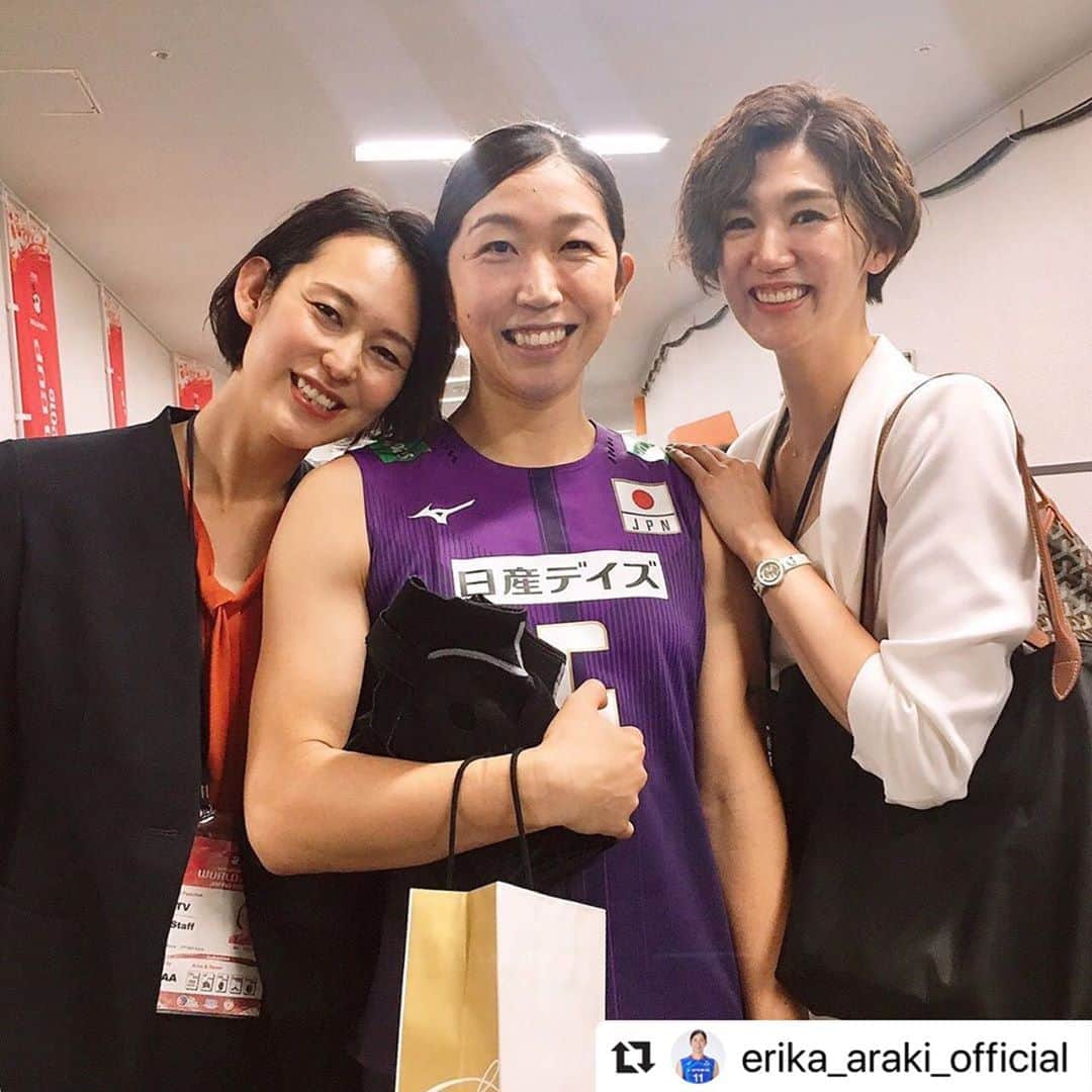 栗原恵さんのインスタグラム写真 - (栗原恵Instagram)「🌰 色んな想いを抱えてバレーボールを続けてきて 最後までこの舞台に立ち続けているエリカが凄いと 私は心から思っています☺️🙏 ・ ・ 素敵な投稿をありがとう❤︎ ・ ・ #Repost @erika_araki_official with @make_repost ・・・ みんなワールドカップお疲れさまー！  メグカナフィーバーのワールドカップをテレビで見てたのはもう15年以上前😂 私も2人と同じコートに立ちたい！って刺激をたくさんもらった！  同級生はいつ会っても安心する😊」10月8日 14時15分 - megumi_kurihara_official