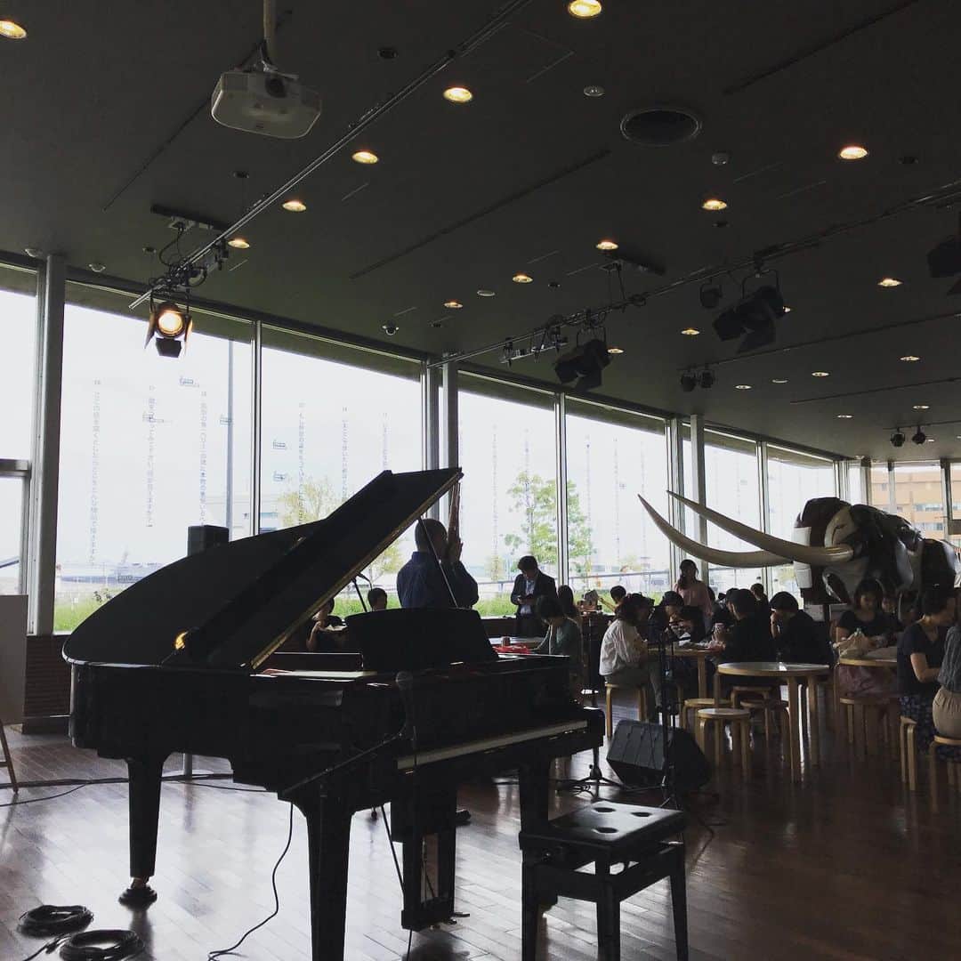 巻上公一さんのインスタグラム写真 - (巻上公一Instagram)「ランチに来ただけで聞いてしまった音楽は、どう響くのか。 ビヨンドザボーダー音楽祭 来月 みなとみらいホールです。」10月8日 14時34分 - koichimakigami