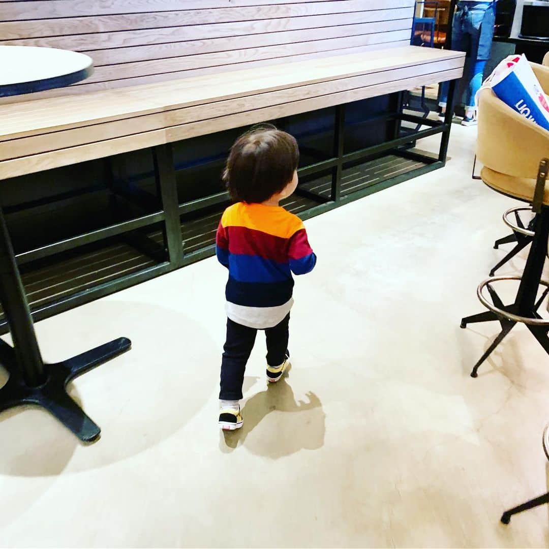 安田美沙子さんのインスタグラム写真 - (安田美沙子Instagram)「最近、やっとママに似て来たと言われるように。。。う、嬉しい❤️パパにそっくりだから👨 アッコさんから頂いたシャツが可愛いすぎる😊✨ . . . #boy #29monthsold  #小さい彼氏 #大好きすぎる」10月8日 14時38分 - yasuda_misako