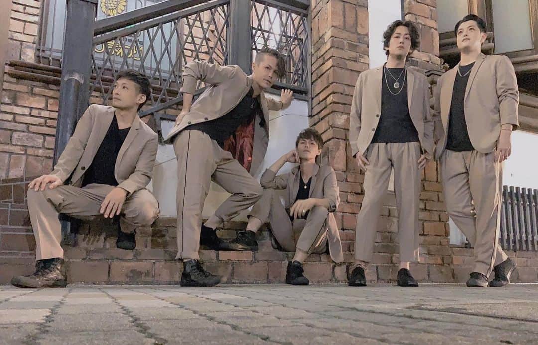 のインスタグラム：「2019.10.5 雷音 -Rising Tour 2019-名古屋公演に出演させて頂きました🎙✨ 名古屋のシーンをまだまだ盛り上げられるはずやしそうやって熱い想い持って活動を続けるアーティスト同士のステージに感化され僕らもぶちかましました。まだまだやれます。ありがとうございました！🔥 そしてこの日からレジエボさんに新しい衣装を提供して頂き初お披露目でした🕺色合いがとても素敵です👏✨レジエボさん、本当にいつもありがとうございます✨✨ #雷音 #名古屋 #レジエボ #衣装」