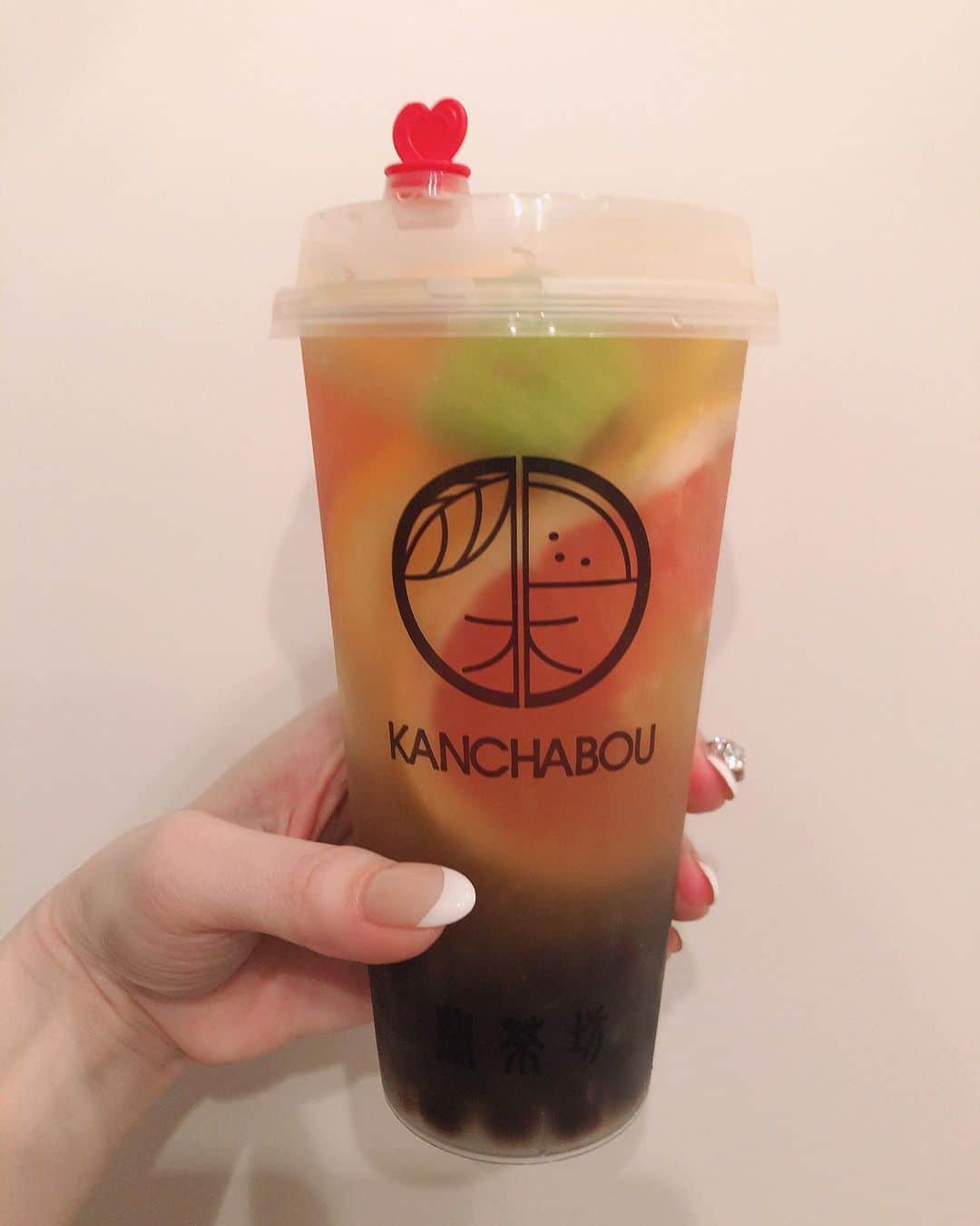高橋沙弥華のインスタグラム：「スペシャルフルーツティー🥺❤ タピオカトッピング🤤  フルーツティーにハマってる😌  サッパリ美味しい  #kanchabou #閑茶坊 #vitamin #スペシャルフルーツティー #タピオカ #フルーツティー #フルーツティータピオカ #癒やし #今日のランチ」