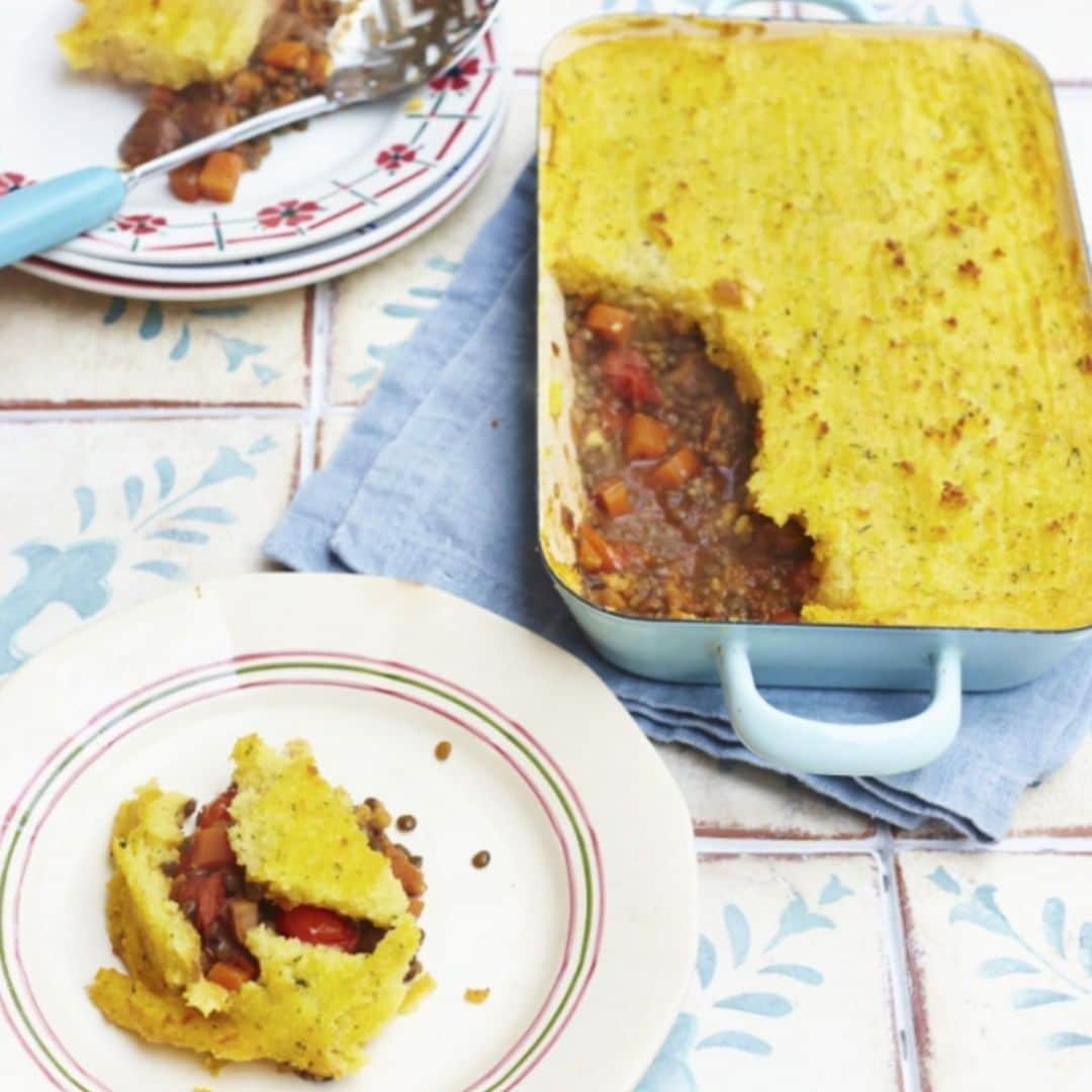 レイチェル・クーさんのインスタグラム写真 - (レイチェル・クーInstagram)「What's on the menu at your place tonight? This humble hearty shepherdless pie from #RKKitchenNotebook is a handy staple in my household 🥕🍅 Get the recipe 👉⁠ link in bio⁠ 📸: @davidloftus⁠ .⁠ .⁠ .⁠ .⁠ .⁠ .⁠ .⁠ #Rachelkhoo #pie #dinner #cooking #food #shepherdspie #shepherdlesspie #lentils #vegetarian #food #recipe⁠ ⁠ ⁠」10月8日 15時00分 - rachelkhooks