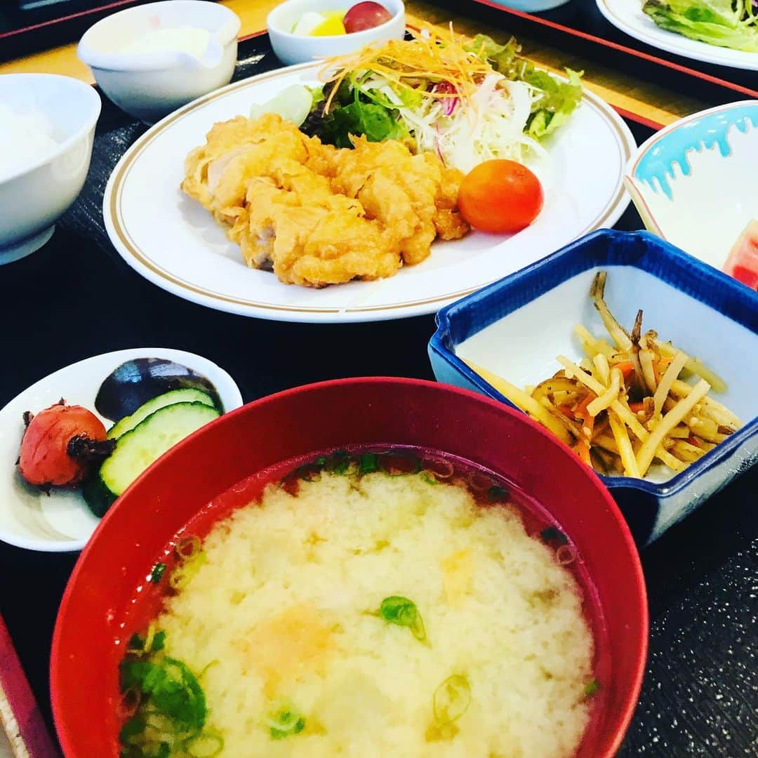 美川憲二さんのインスタグラム写真 - (美川憲二Instagram)「宮崎に到着よ〜✈️💨💨😁✌️✌️ 会場のホテルさんに移動して🚌💨 タレントみんなで　チキン南蛮定食でランチなり〜😋🍴👍👍👍 やっぱ本場宮崎の　チキン南蛮‼️は旨、旨だよ〜😍💕💕💕💕 #都城グリーンホテル  #宮崎県  #チキン南蛮定食  #かなり美味しい  #美川憲二 #荒木巴  #広音」10月8日 15時02分 - mikawakenji