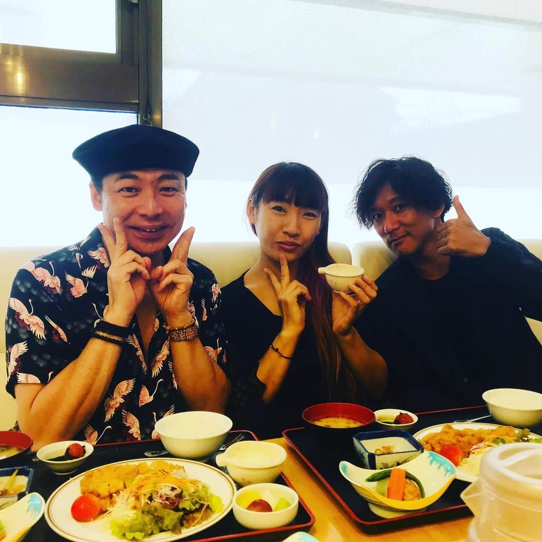 美川憲二さんのインスタグラム写真 - (美川憲二Instagram)「宮崎に到着よ〜✈️💨💨😁✌️✌️ 会場のホテルさんに移動して🚌💨 タレントみんなで　チキン南蛮定食でランチなり〜😋🍴👍👍👍 やっぱ本場宮崎の　チキン南蛮‼️は旨、旨だよ〜😍💕💕💕💕 #都城グリーンホテル  #宮崎県  #チキン南蛮定食  #かなり美味しい  #美川憲二 #荒木巴  #広音」10月8日 15時02分 - mikawakenji