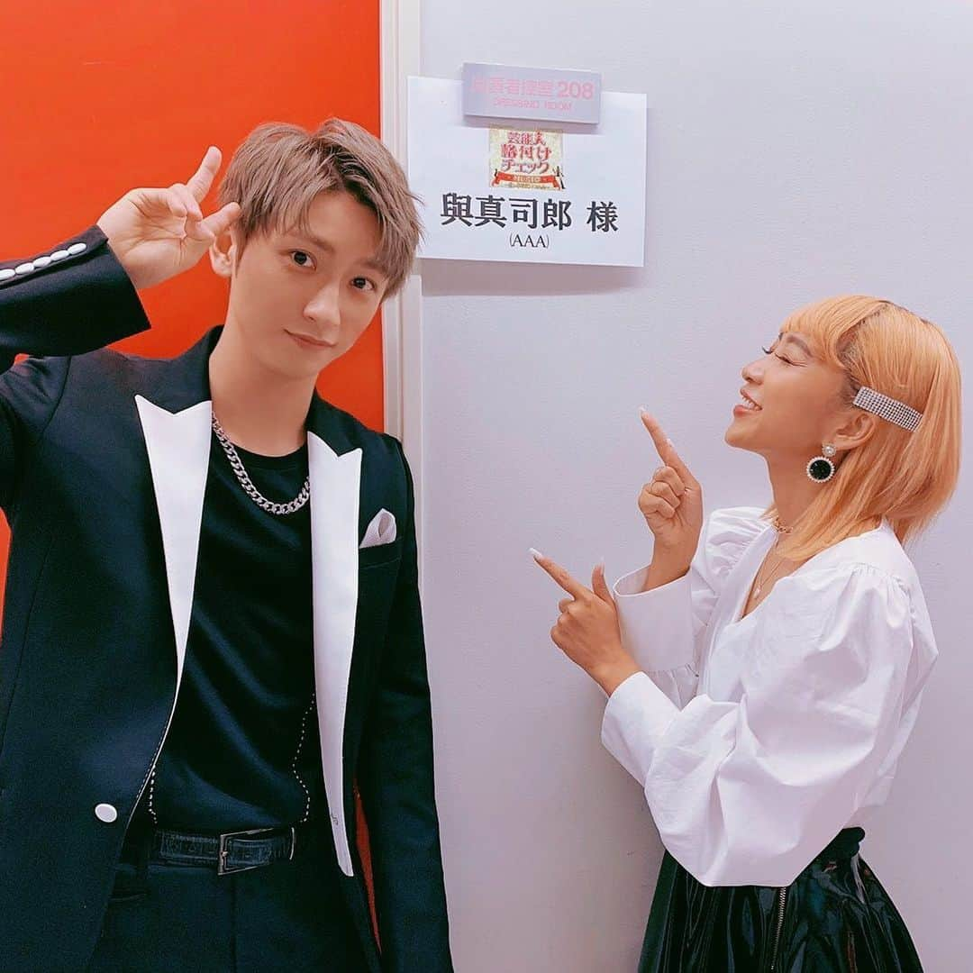 與真司郎さんのインスタグラム写真 - (與真司郎Instagram)「本日、19時から朝日放送テレビで、「芸能人格付けチェック MUSIC 〜秋の3時間スペシャル〜」が放送されます！ * どんな結末になったのか🙈 久しぶりのバラエティドキドキしたわー😭笑 みんなお楽しみに😍 * そして、17:00には、「好き好き好き」のMVも公開されます🙈 楽しみにしててな👍 * #與真司郎 #SHINJIROATAE #青山テルマ #芸能人格付けチェックMUSIC #好き好き好き」10月8日 15時05分 - shinjiroatae1126