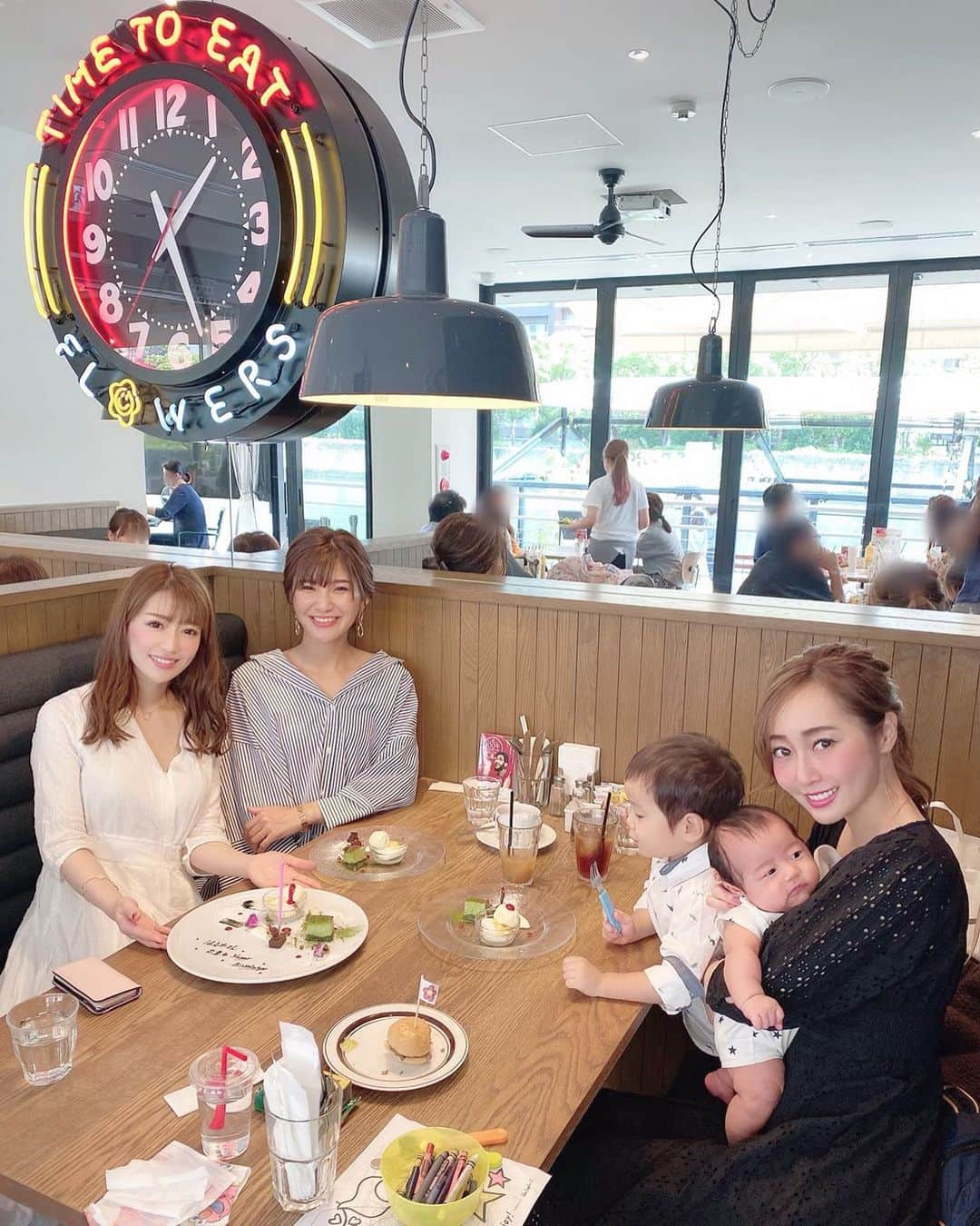 白井ゆかりさんのインスタグラム写真 - (白井ゆかりInstagram)「はるかちゃん、出産&お誕生日おめでとう🎉﻿ Babyくん抱っこさせてもらったよ😍﻿ ﻿ 夏樹ちゃんは#バチェラー3 で話題沸騰中✨﻿ ﻿ みんな男の子ママだね👦💕﻿ ﻿ ﻿ ﻿ #中之島banks のFlowers、﻿ キッズメニューやお絵かきセット、おむつ替えスペースもあって子連れに優しいお店でありがたかったです🐣﻿ ﻿ ﻿ ﻿ #スイーツ狙うムーちゃん﻿ #中之島フラワーズ #中之島カフェ #中之島ランチ #ママ友ランチ #男の子ママ #子連れランチ﻿」10月8日 15時08分 - yukarealestate