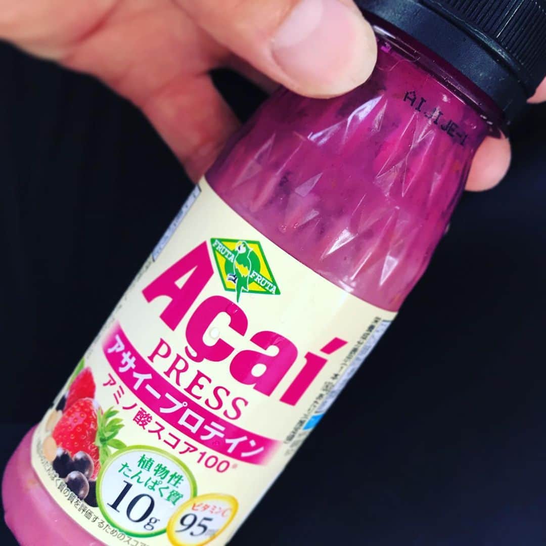 宇野薫のインスタグラム：「プロテイン入りを飲んで、次のトレーニングへ  #アサイープロテイン #アサイー回復中  #フルッタフルッタ #みなぎるフルーツ  #アサイー #frutafruta #caoluno #宇野薫」